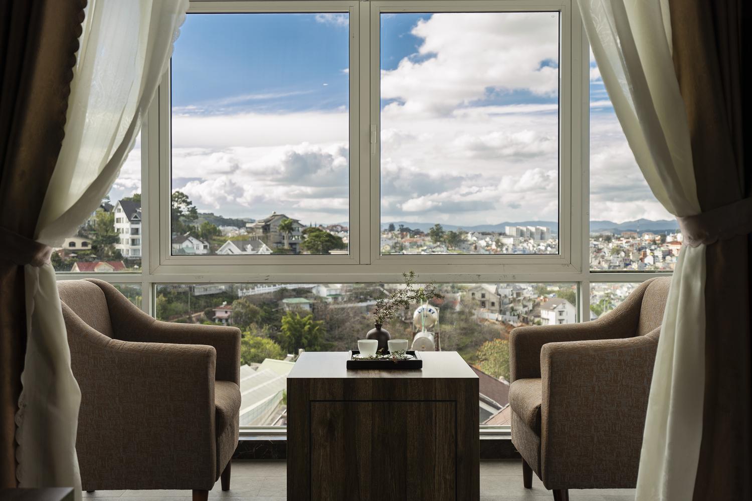 Deluxe Twin Room with City View - Photo 7