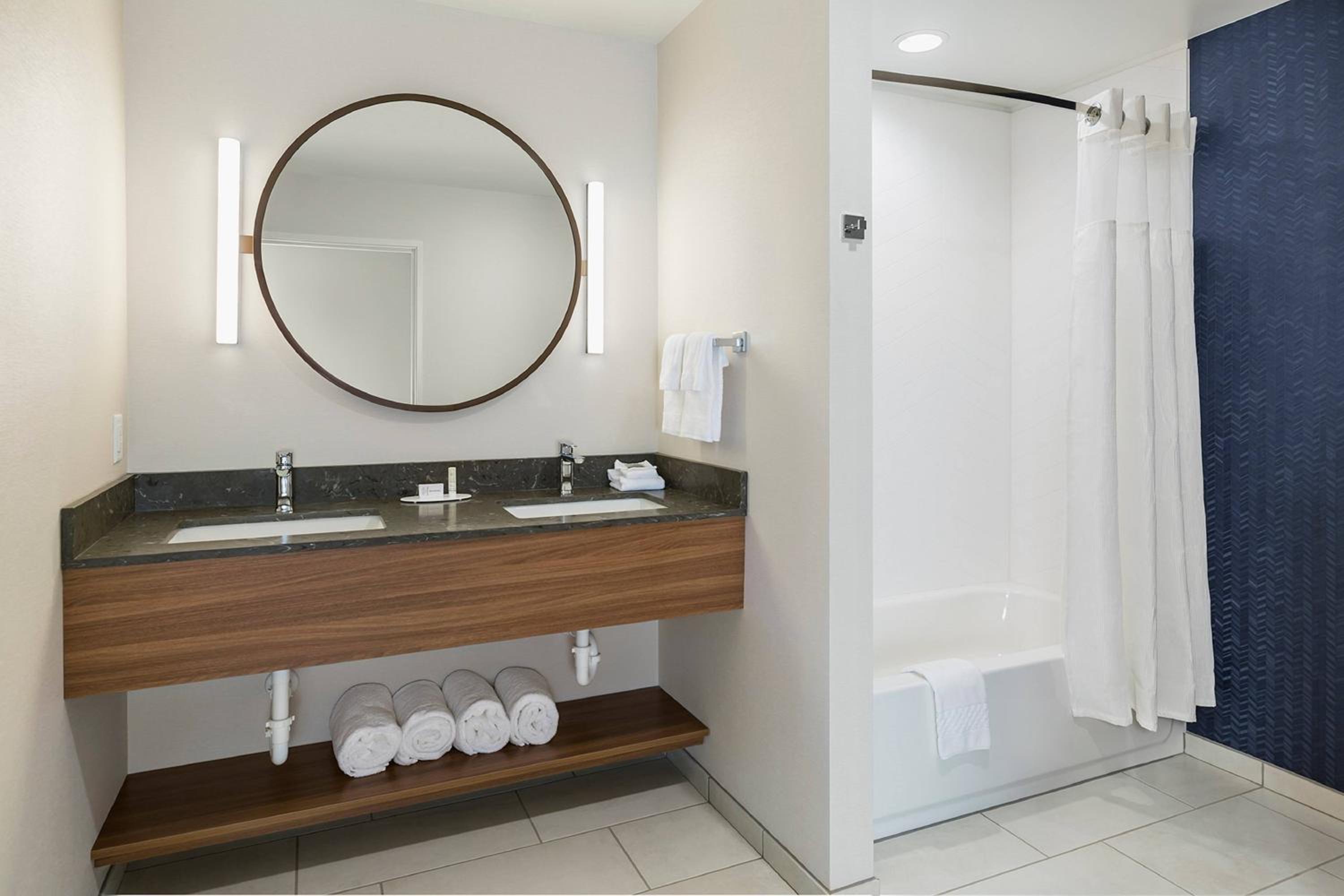 Larger Suite, 2 Queen, Sofa bed, Corner room - Photo 4
