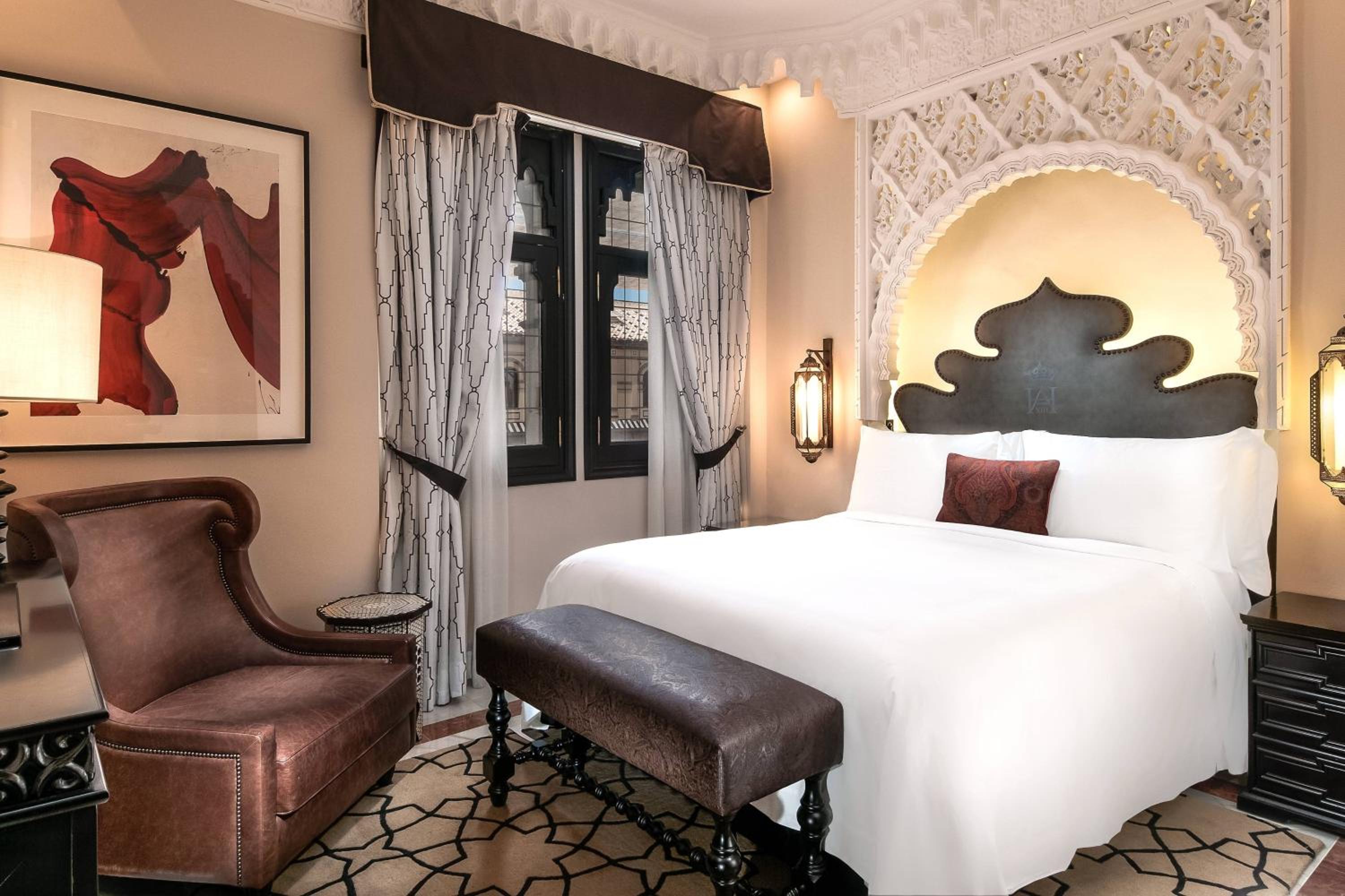 Deluxe Classic Room thumbnail 5