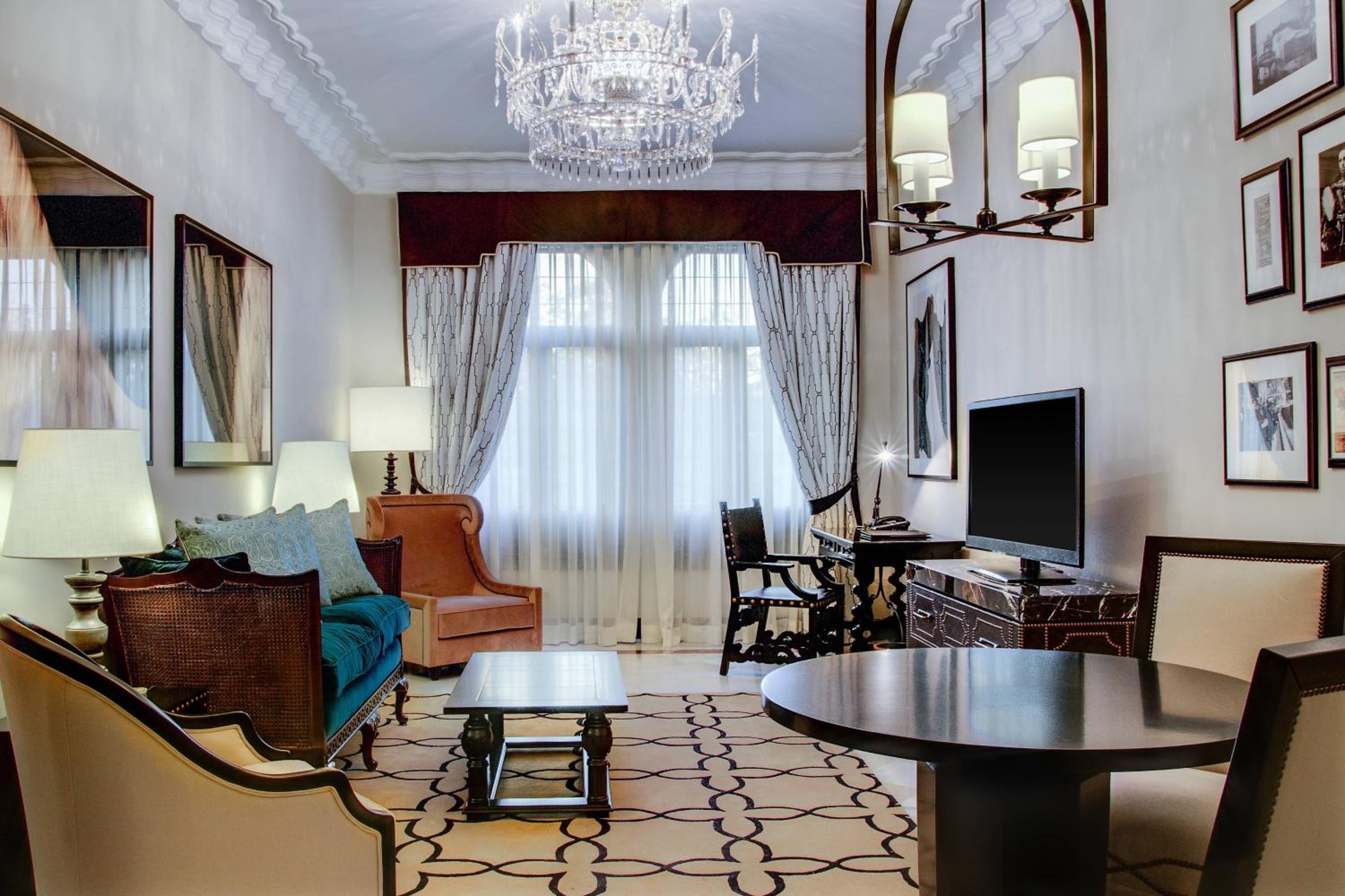 Deluxe King Suite thumbnail 5