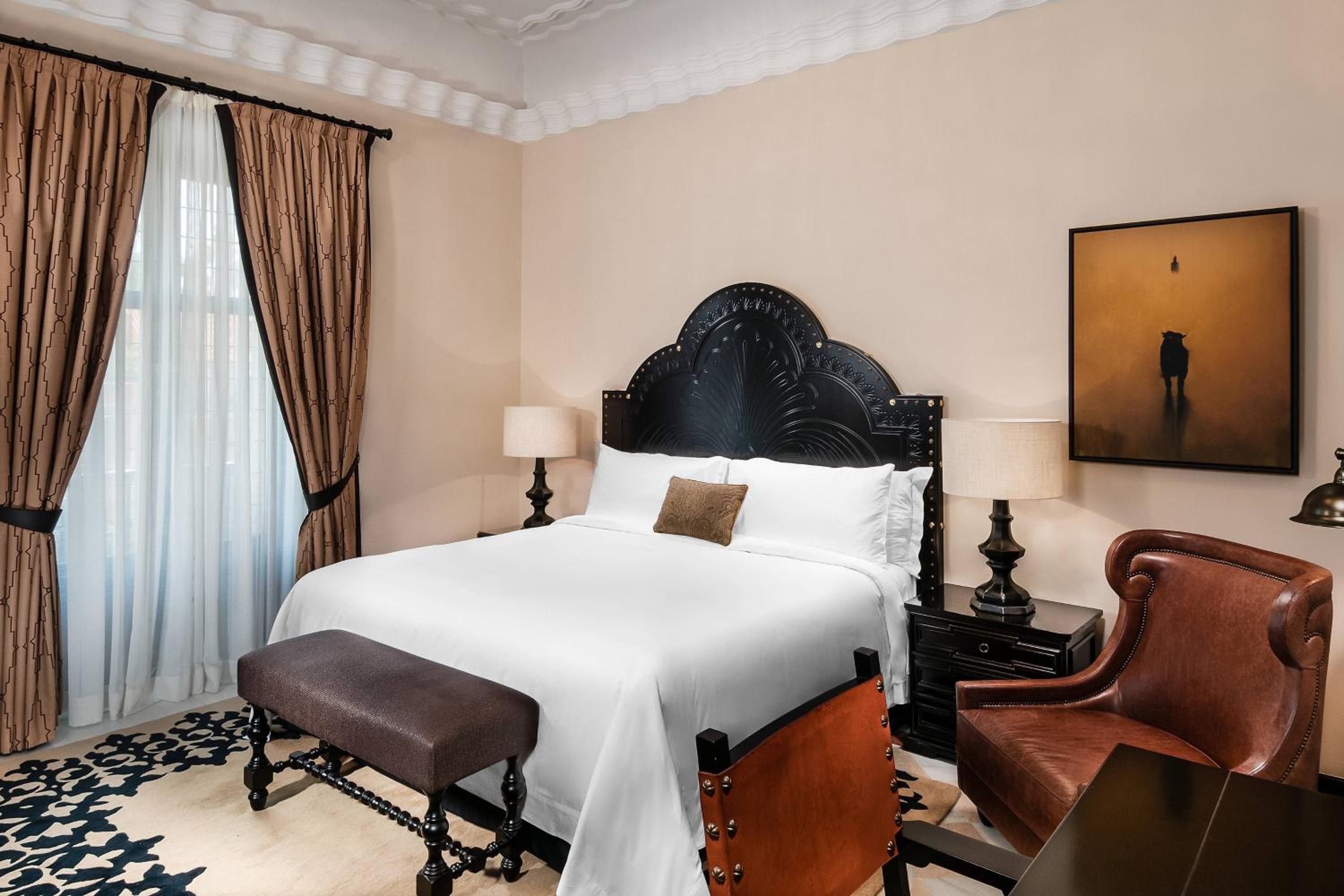 Premium Suite with City View thumbnail 6