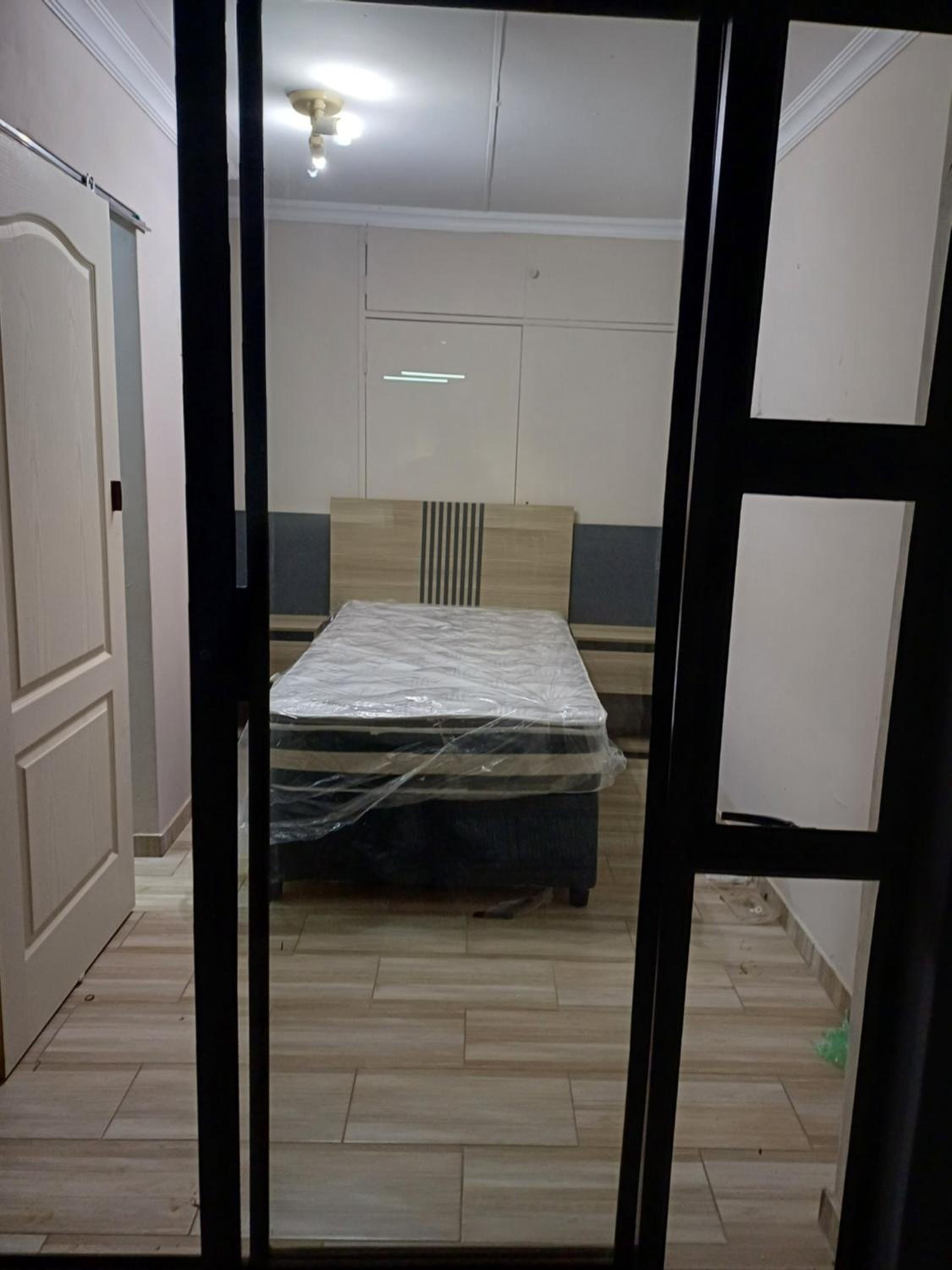 Single Room with Private Bathroom photo 1