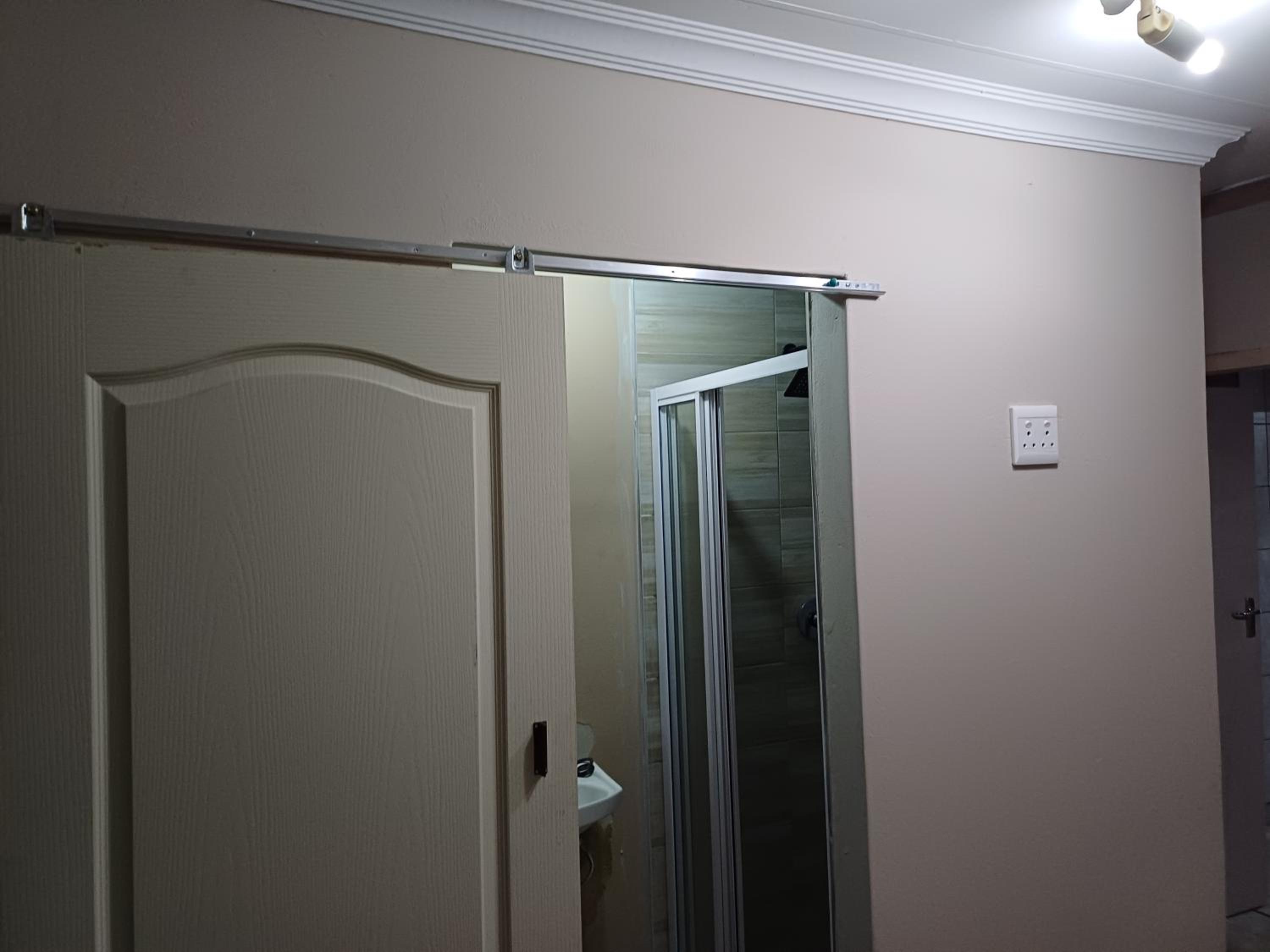 Single Room with Private Bathroom photo 2