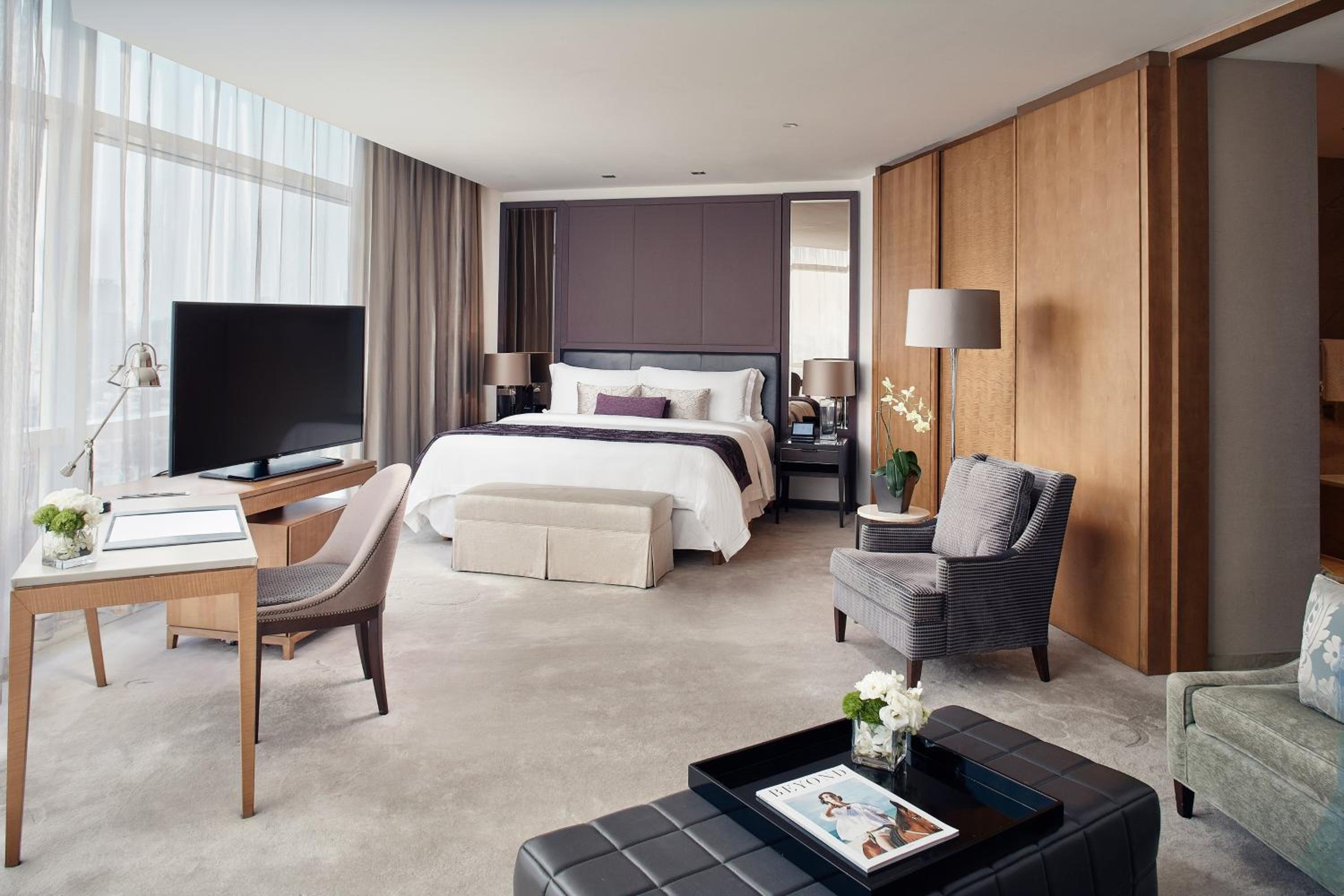 Executive Junior Butler Service, Suite, 1 King