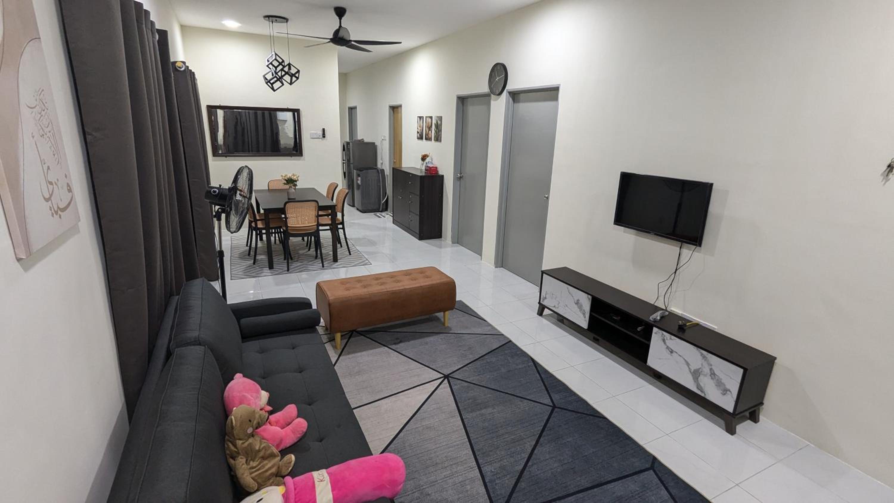 Three-Bedroom House photo 3