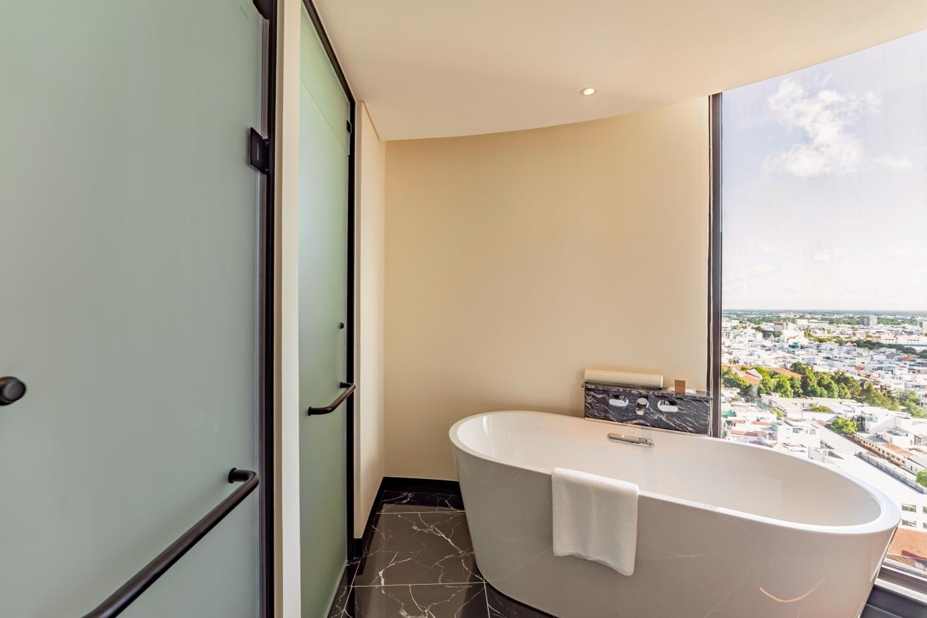 Premier Deluxe King Room - Photo 4
