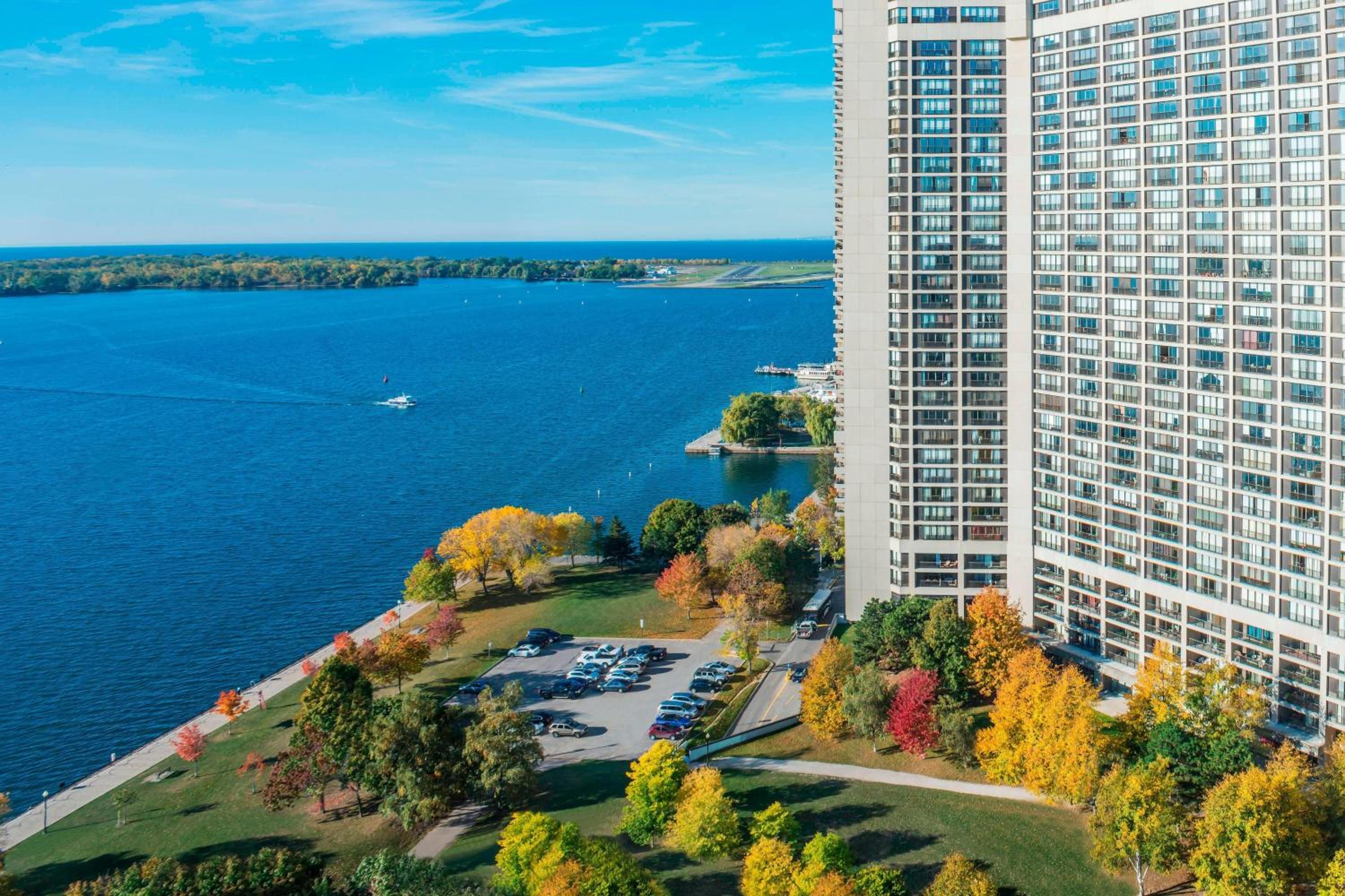 Guest room, 1 King, Lake view thumbnail 6
