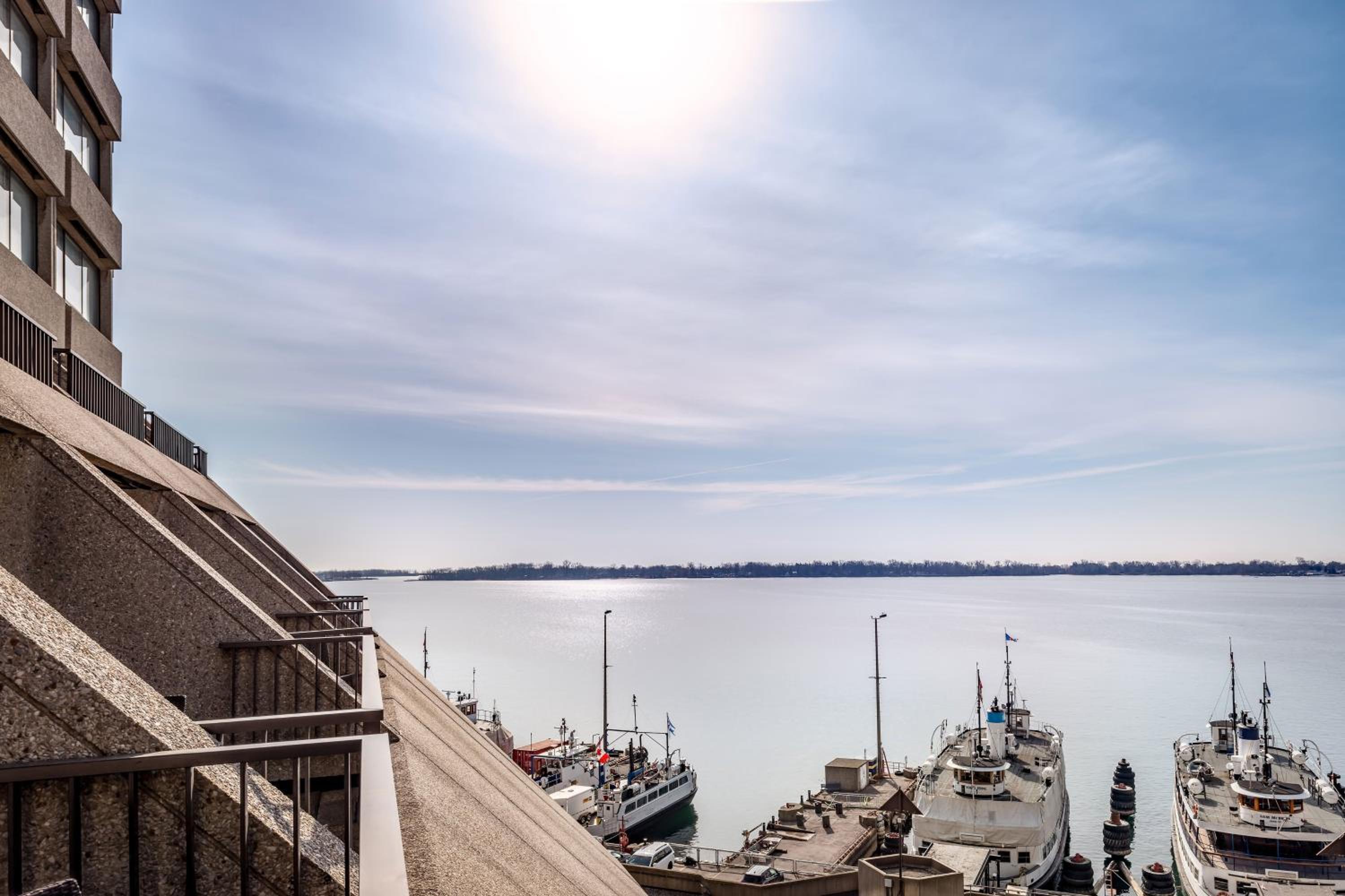 Guest room, 1 King, Lake view