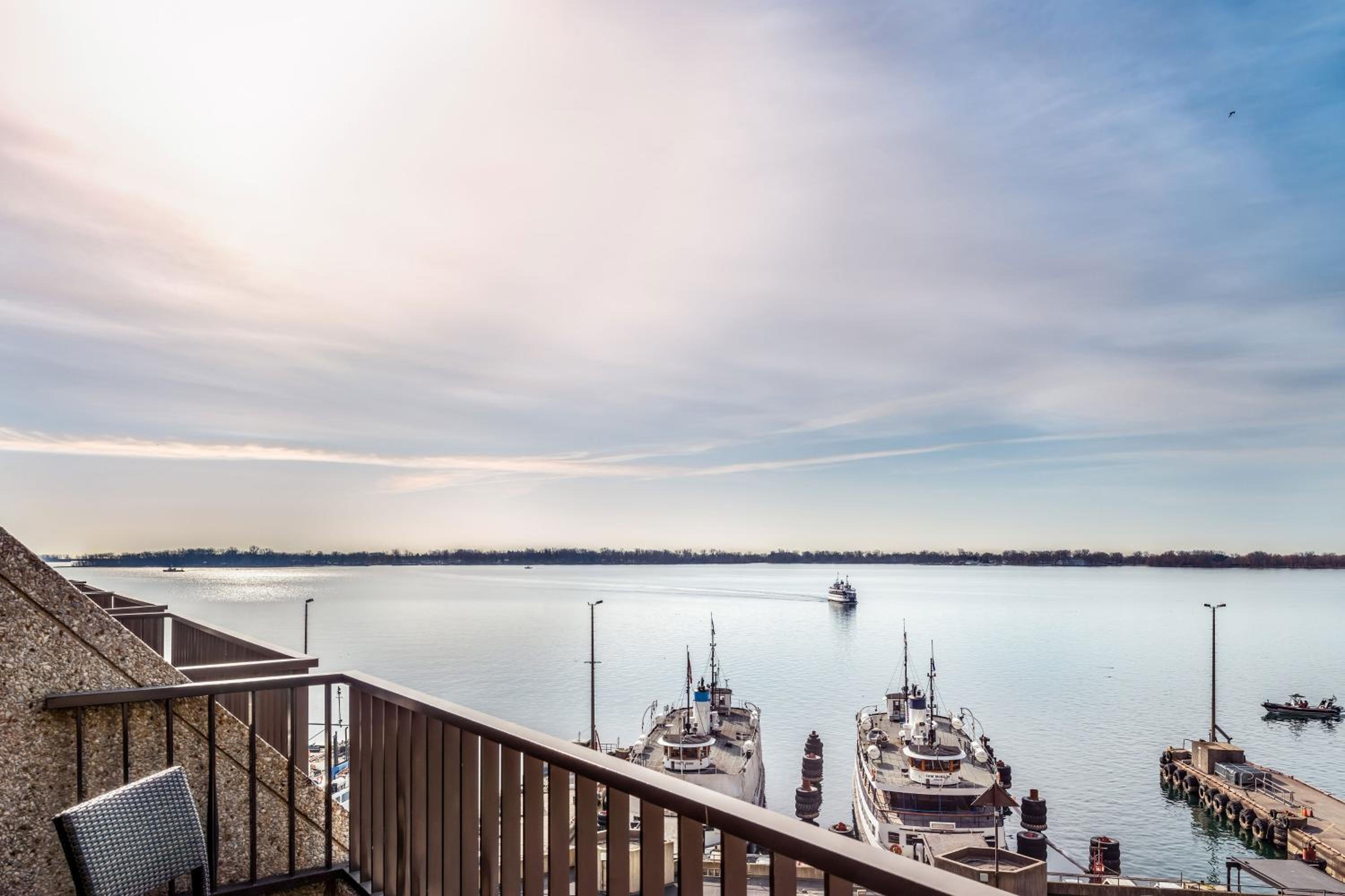 Guest room, 1 King, Balcony, Lake view