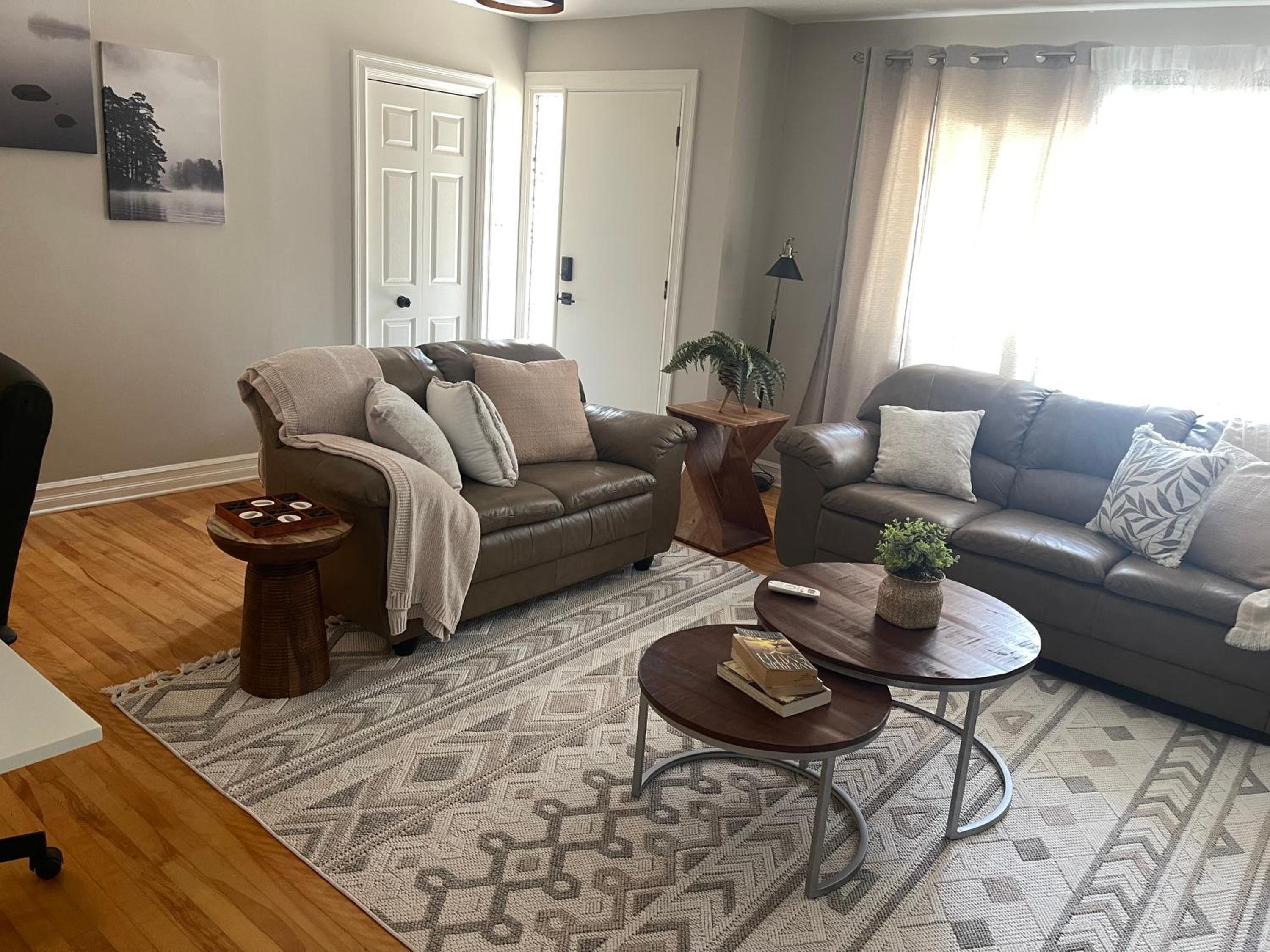 Five-Bedroom House photo 1