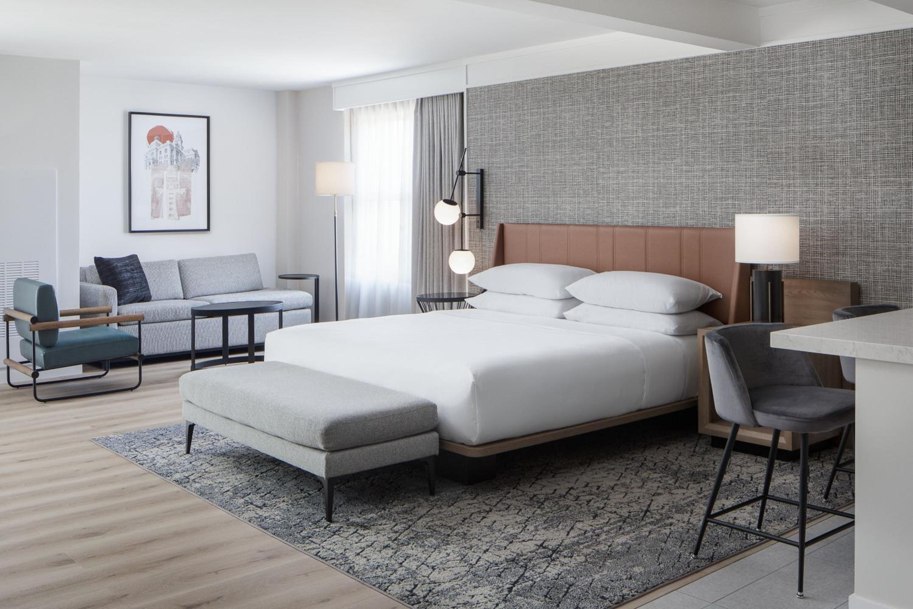 Junior King Suite with Sofa Bed - Club Lounge Access - Photo 6