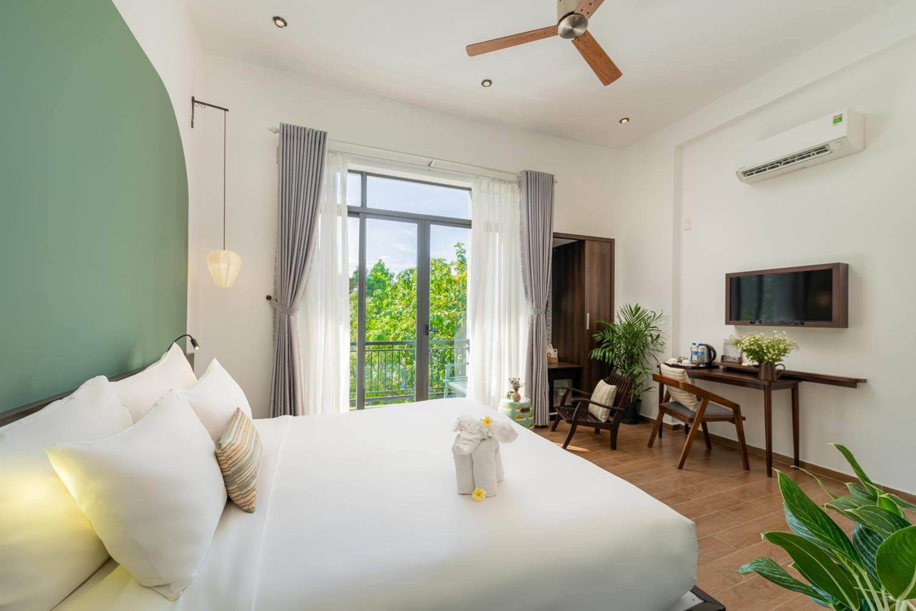 Deluxe Double Room with Balcony | 1 year voucher to freely change your stay date