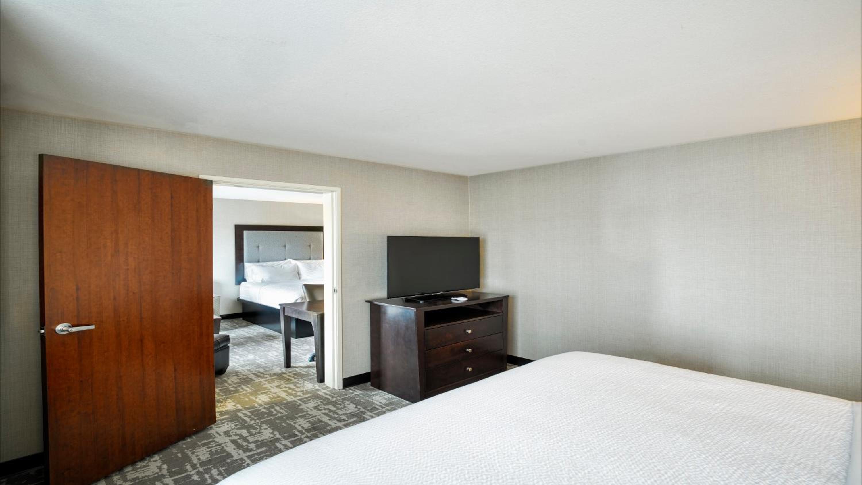 One-Bedroom Suite - Photo 7