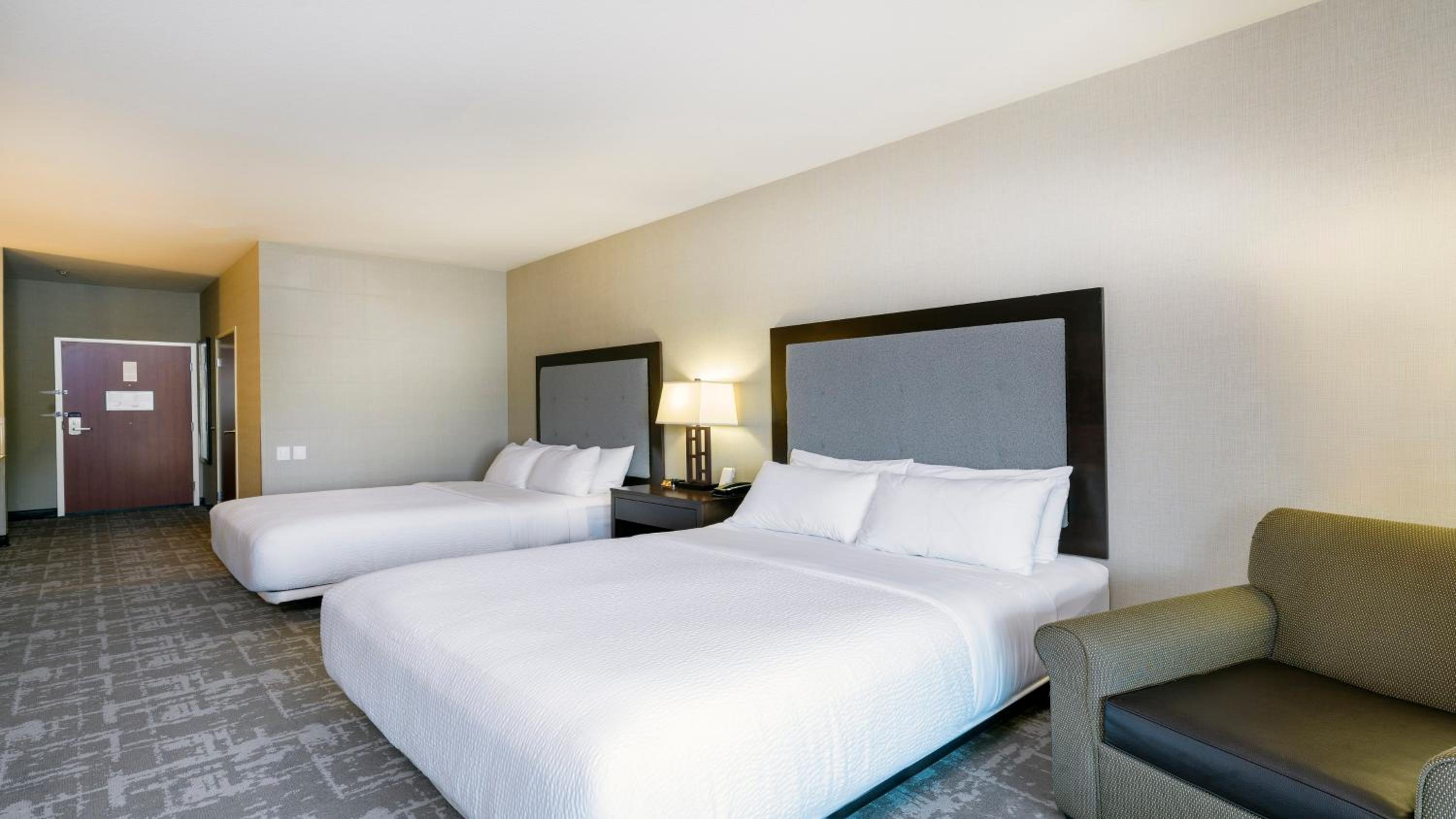 Standard Queen Room with Two Queen Beds and Mobility Accessible Tub - Photo 4