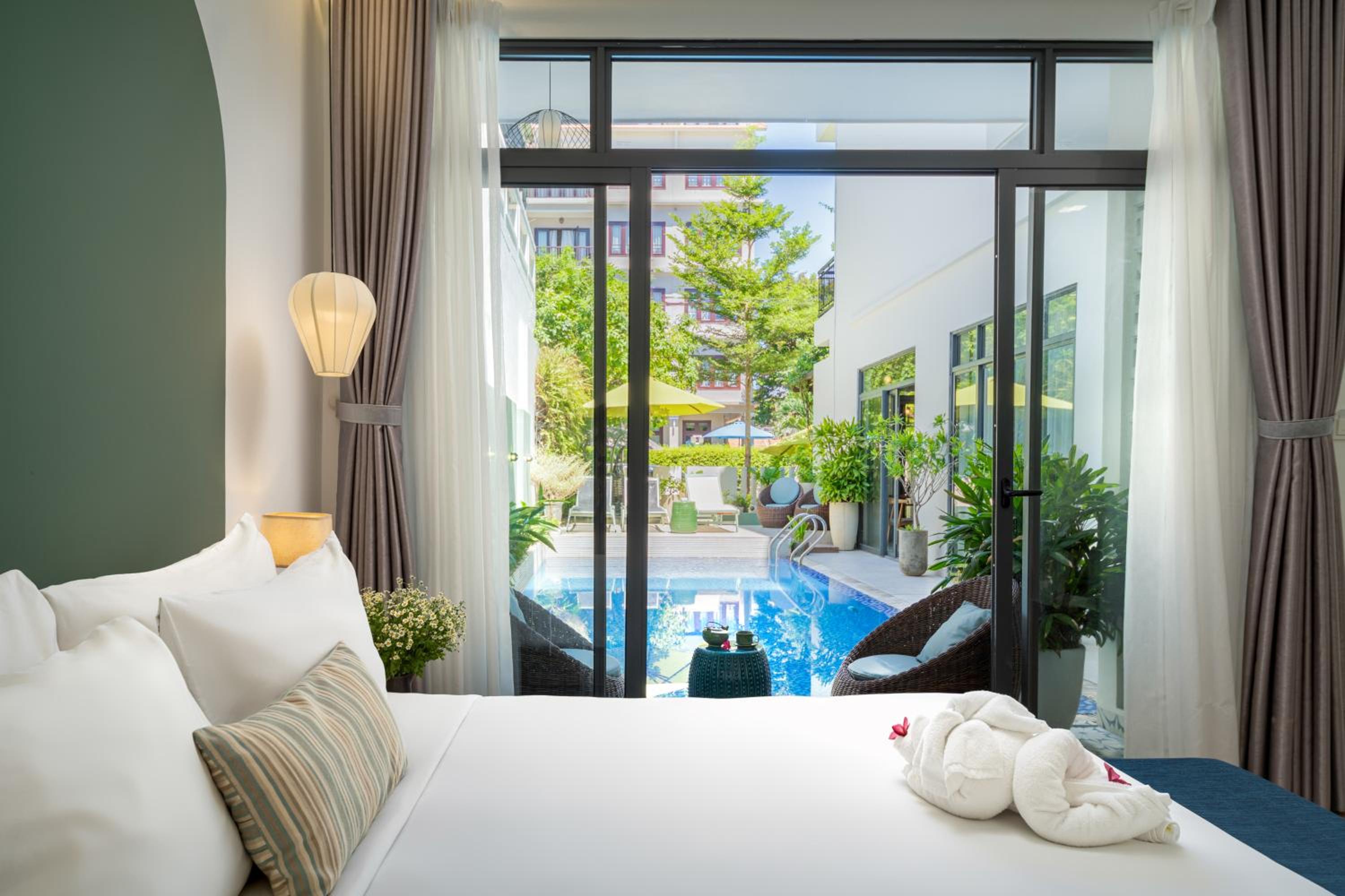King Suite with Pool View