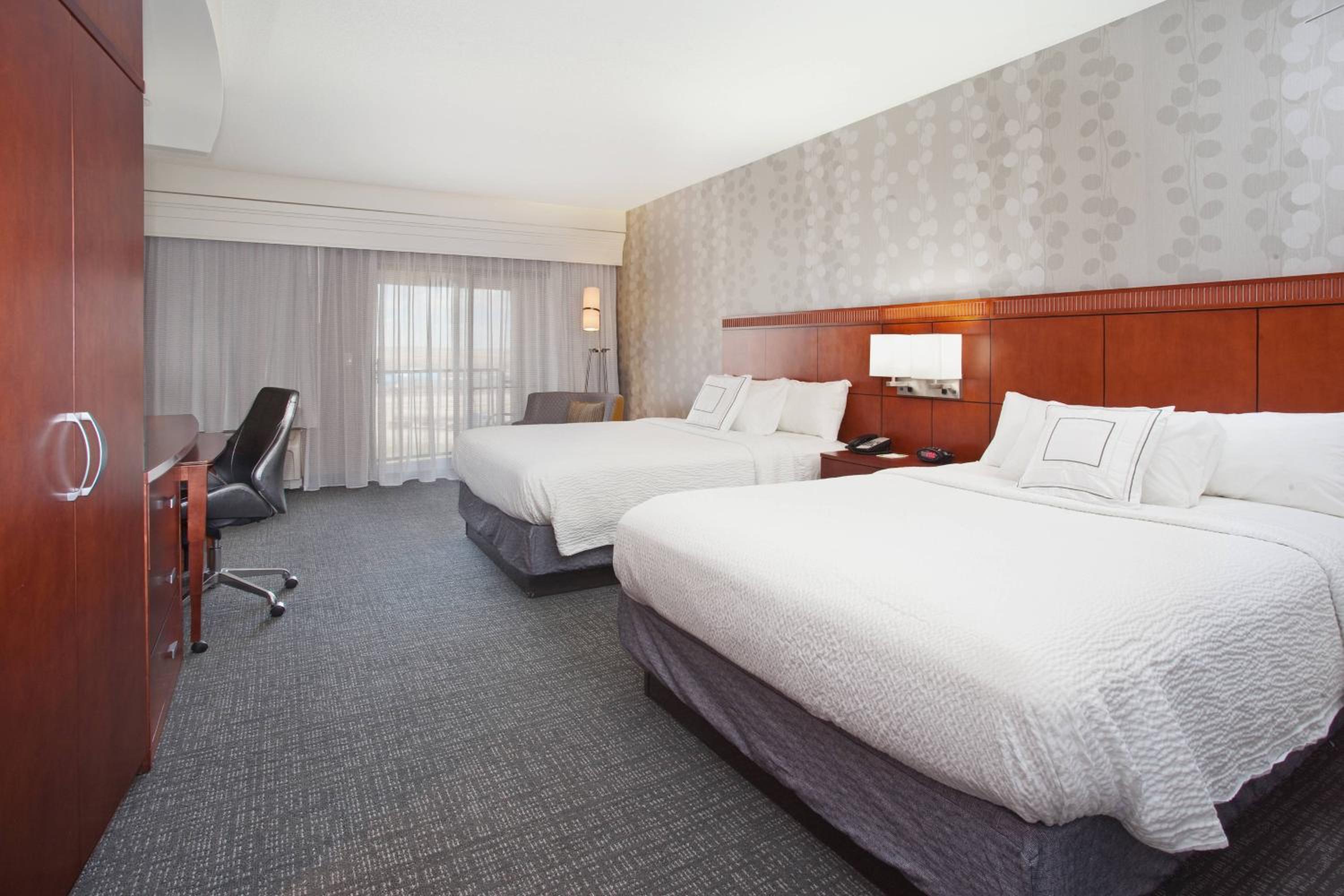 Queen Room with Two Queen Beds - Photo 3