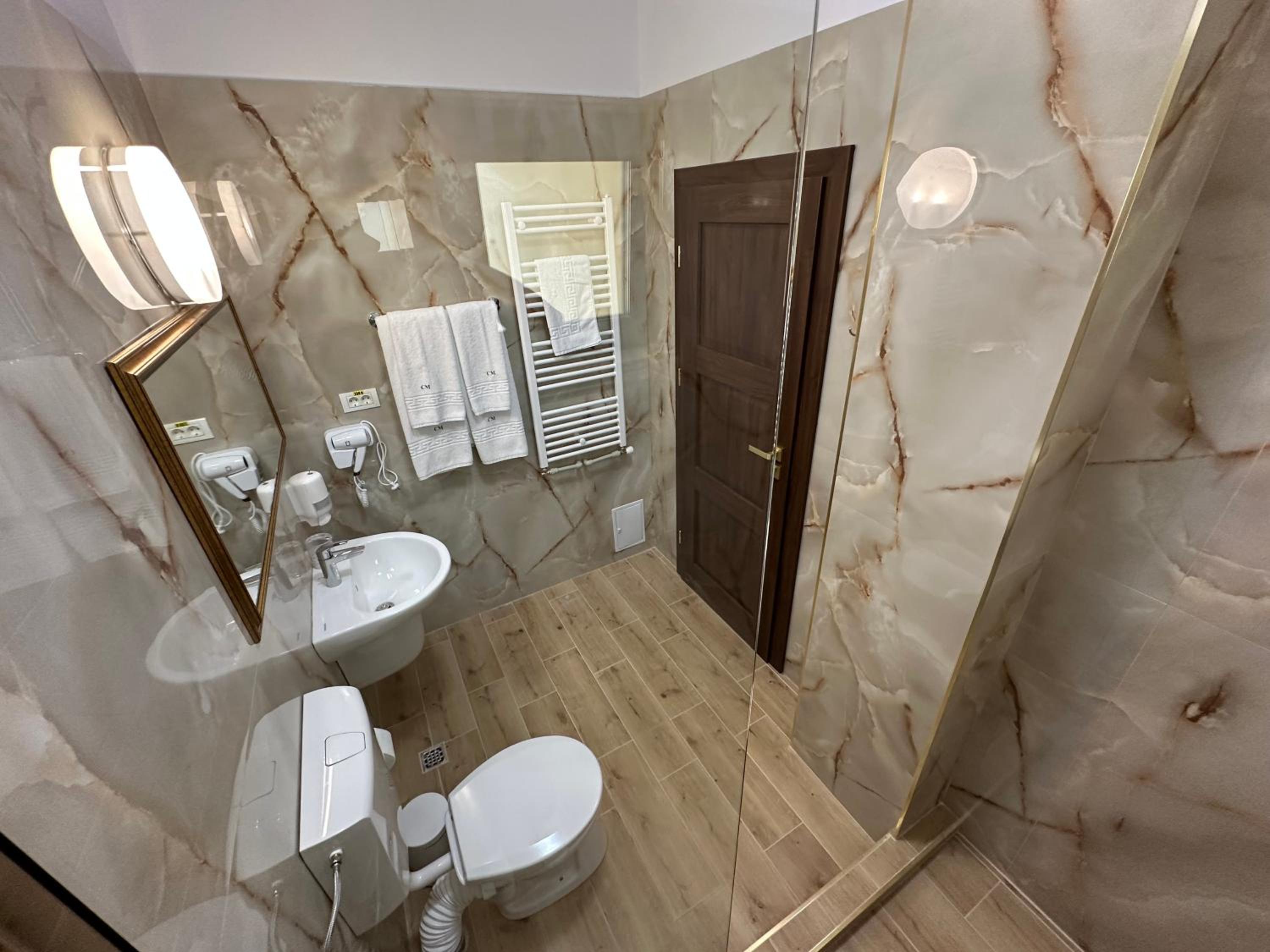 Deluxe Family Suite - Photo 9