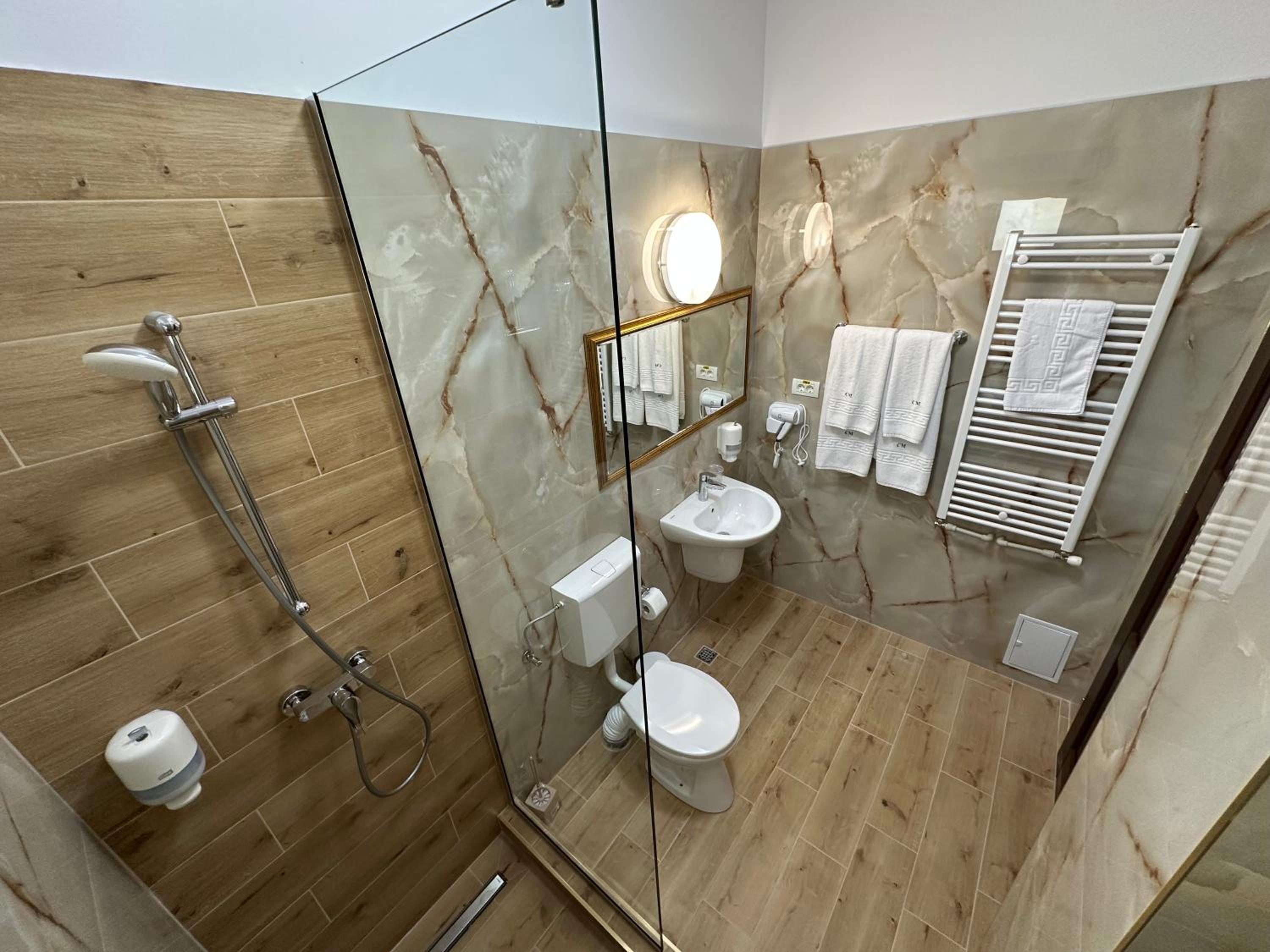 Deluxe Family Suite - Photo 10