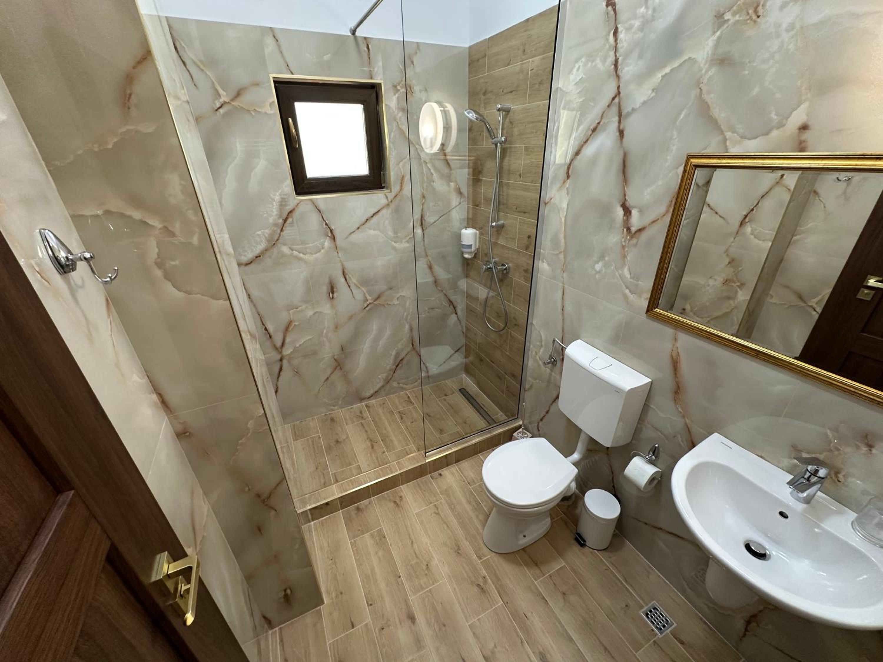 Deluxe Family Suite - Photo 11