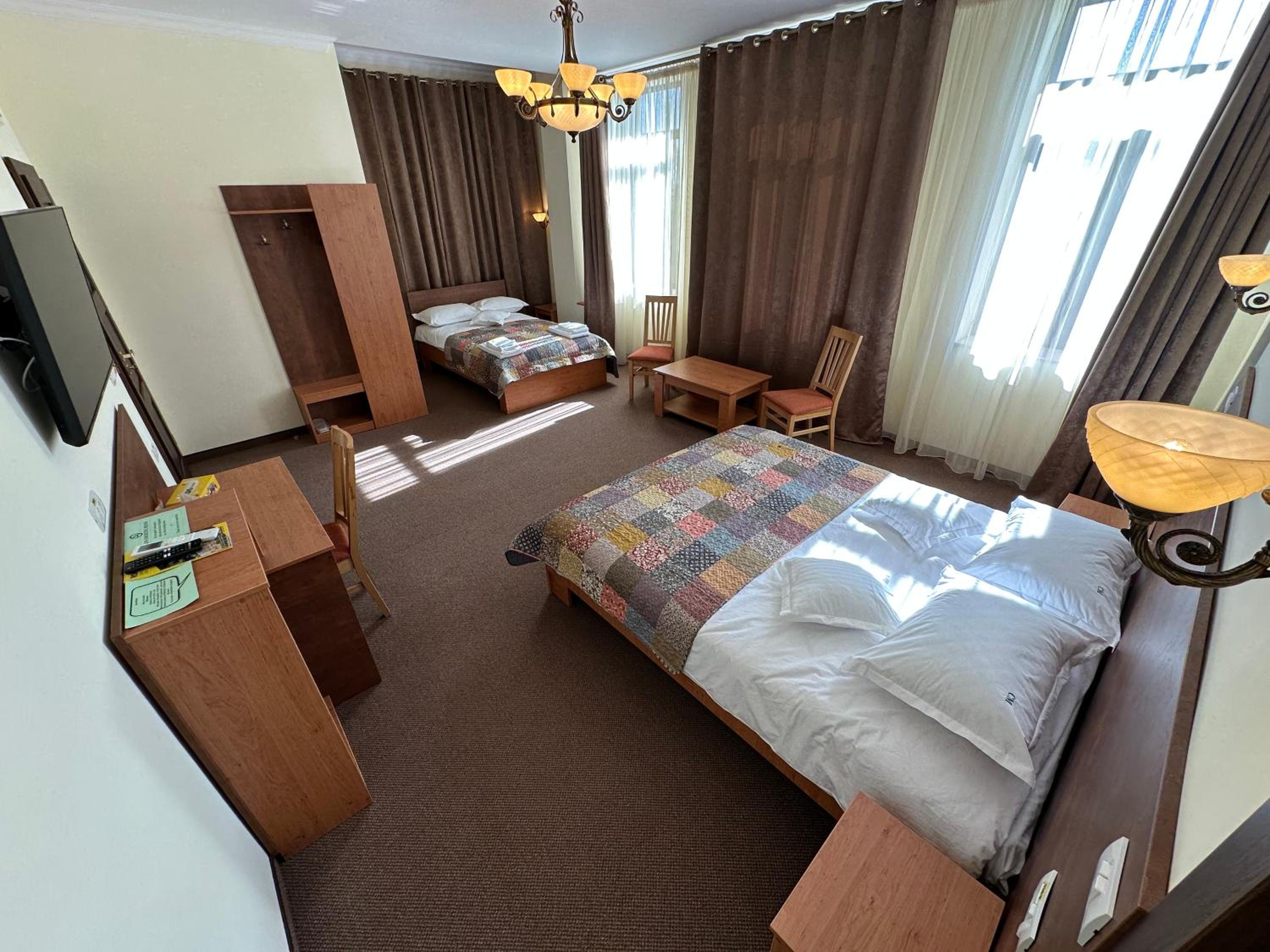Deluxe Family Suite - Photo 6