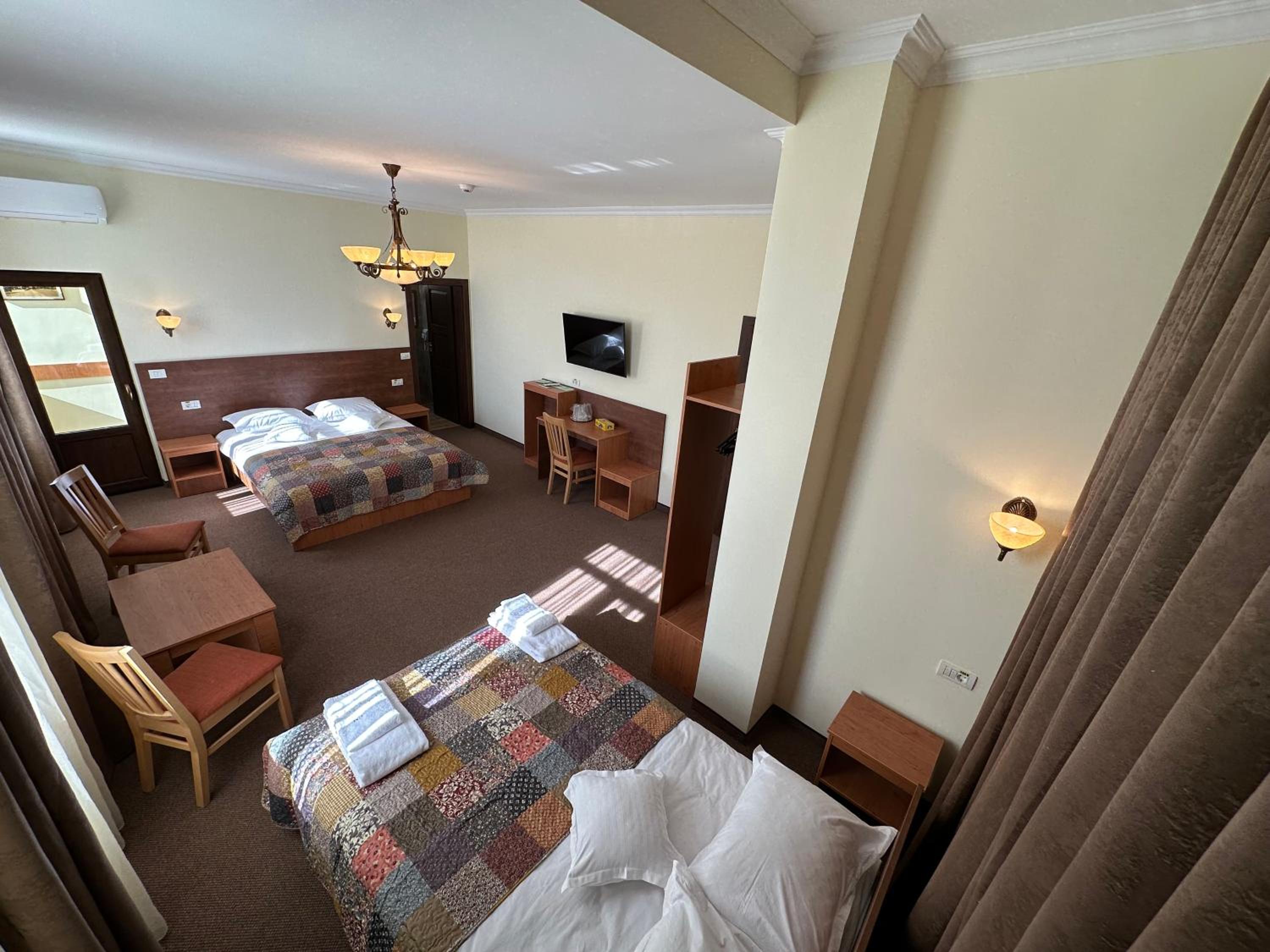 Deluxe Family Suite - Photo 7