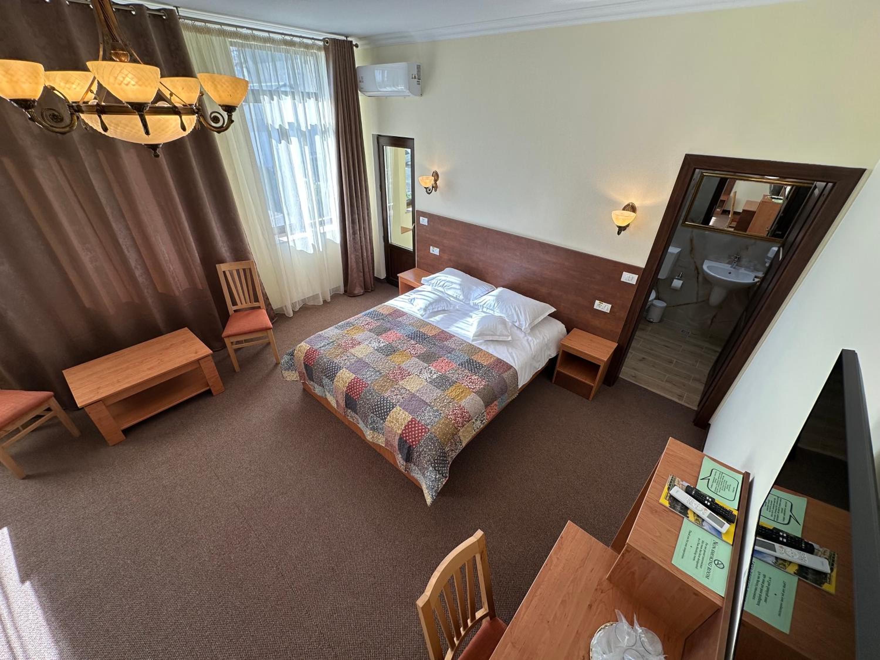 Deluxe Family Suite - Photo 8