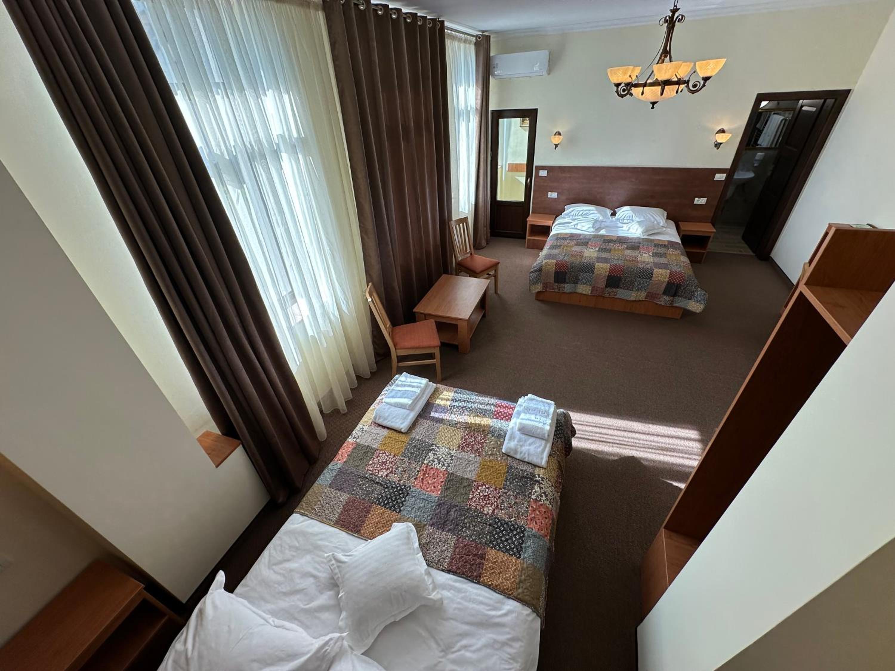 Deluxe Family Suite - Photo 3