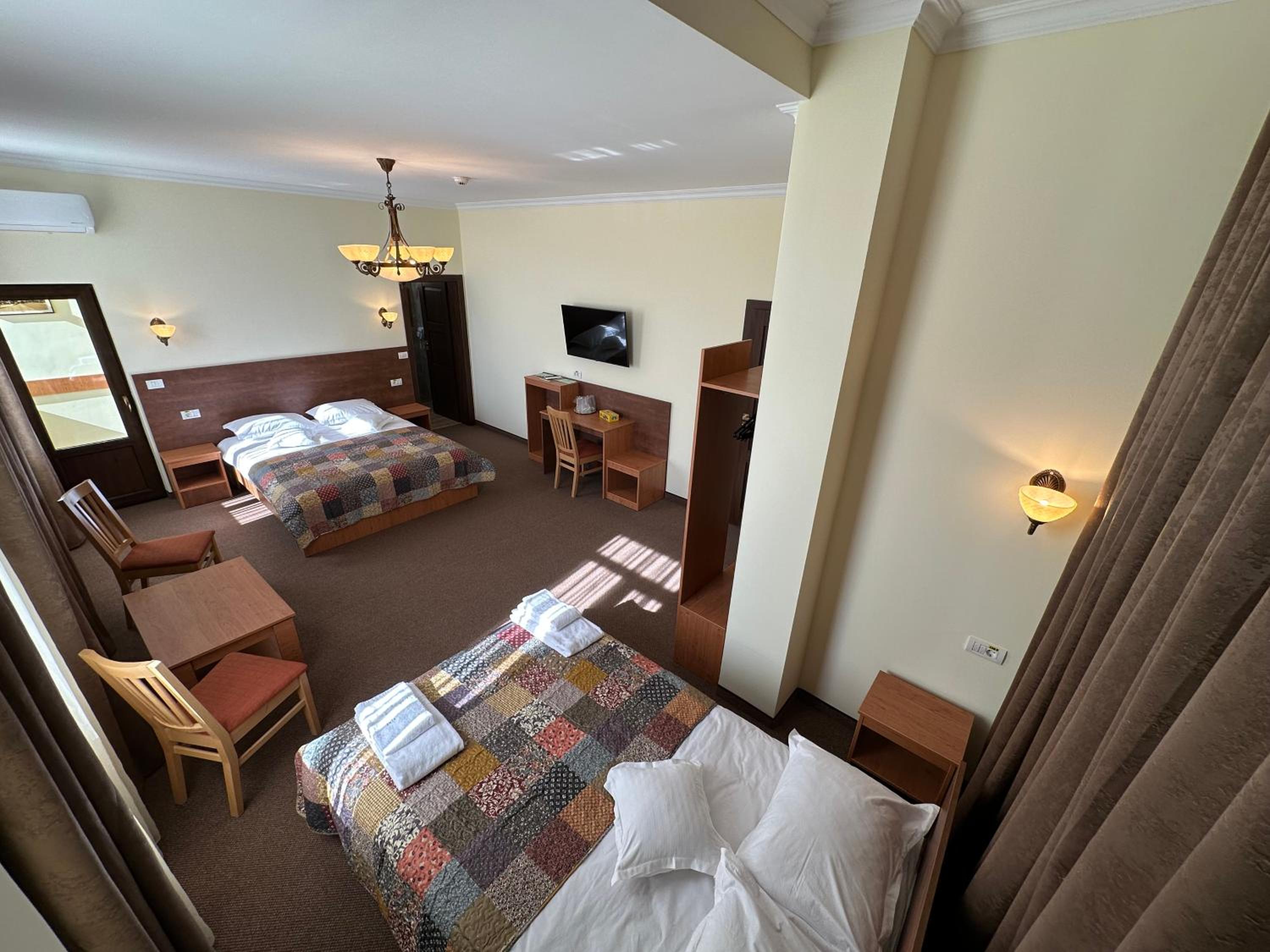 Deluxe Family Suite - Photo 4
