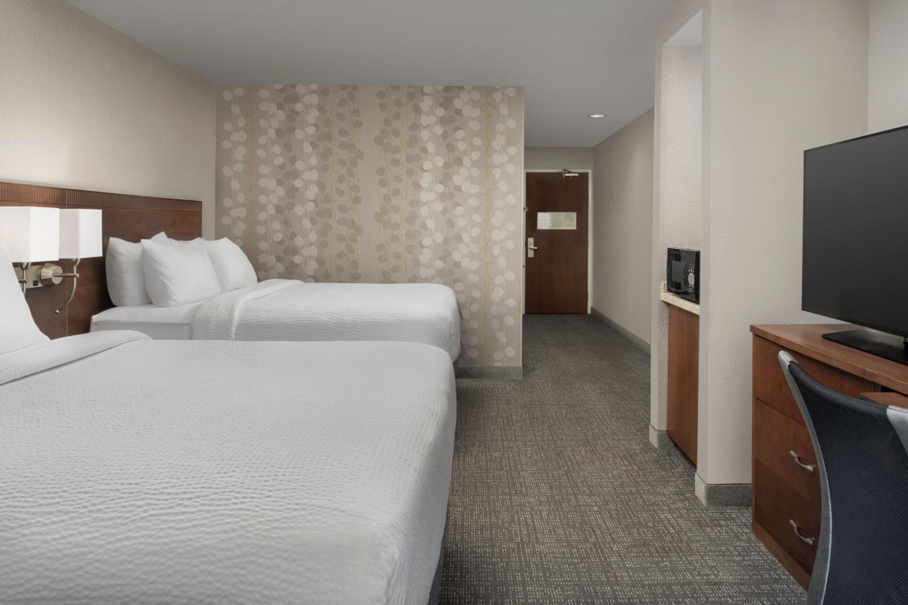 Queen Room with Two Queen Beds - Photo 4