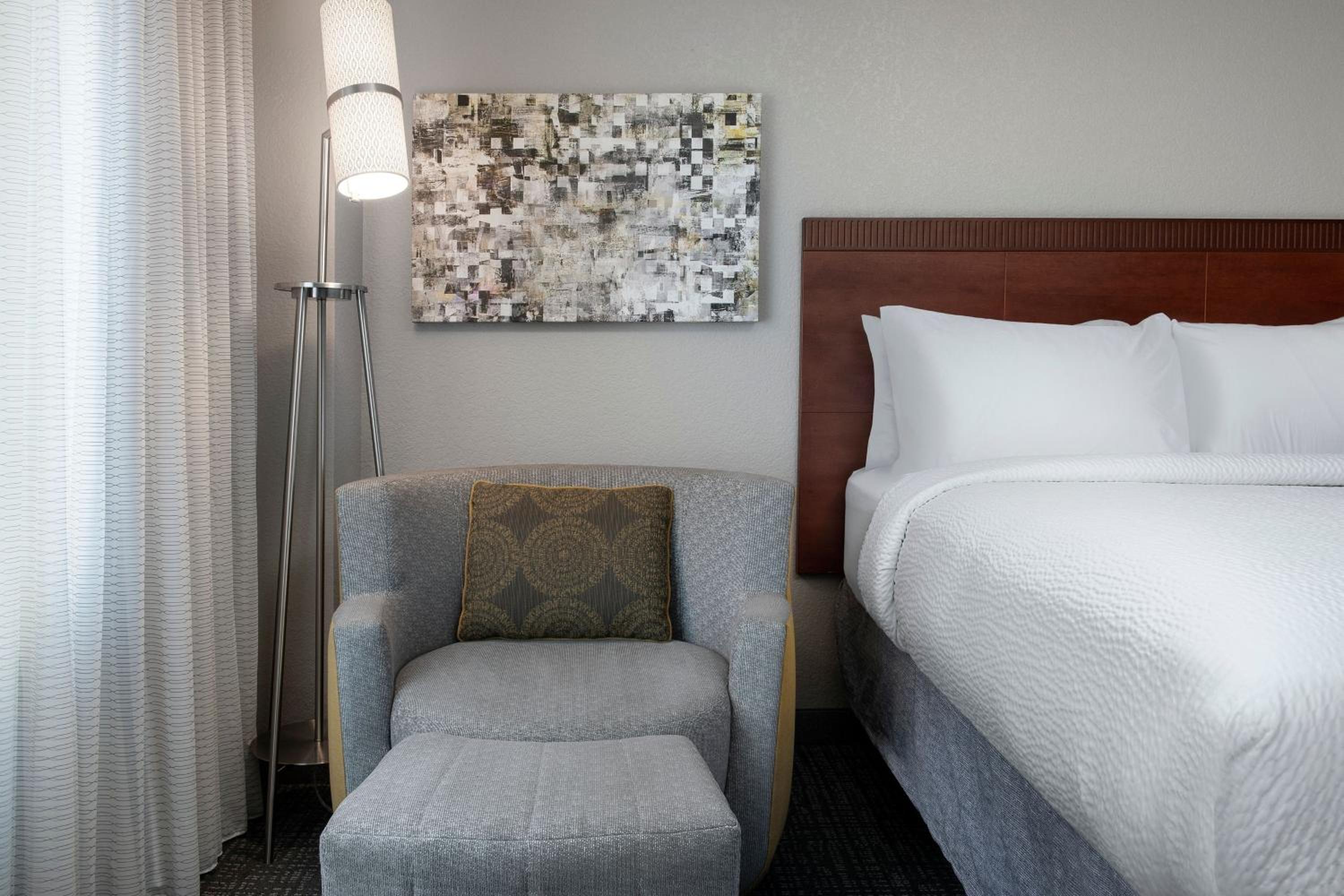Queen Room with Two Queen Beds - Photo 3