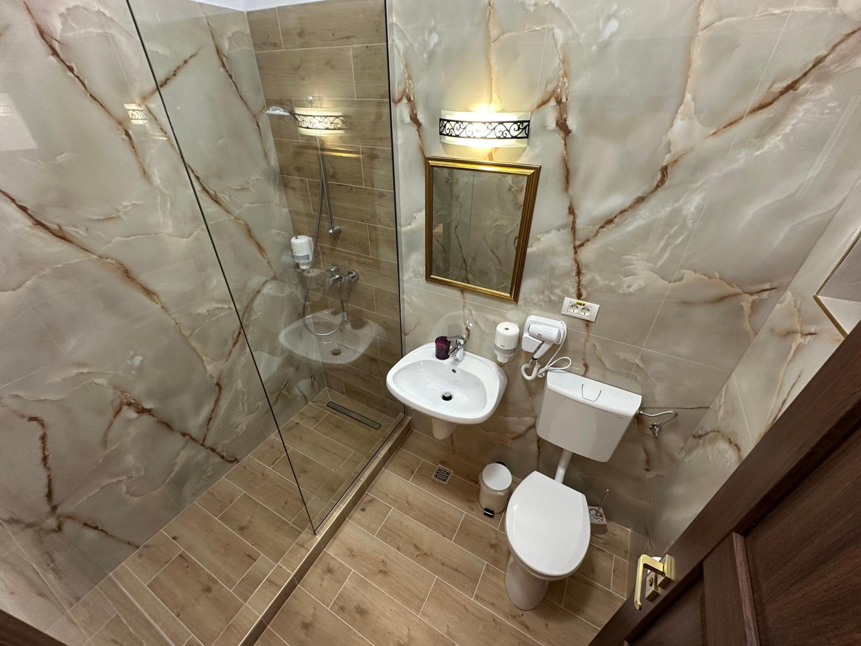 Deluxe Double Room with Balcony - Photo 8
