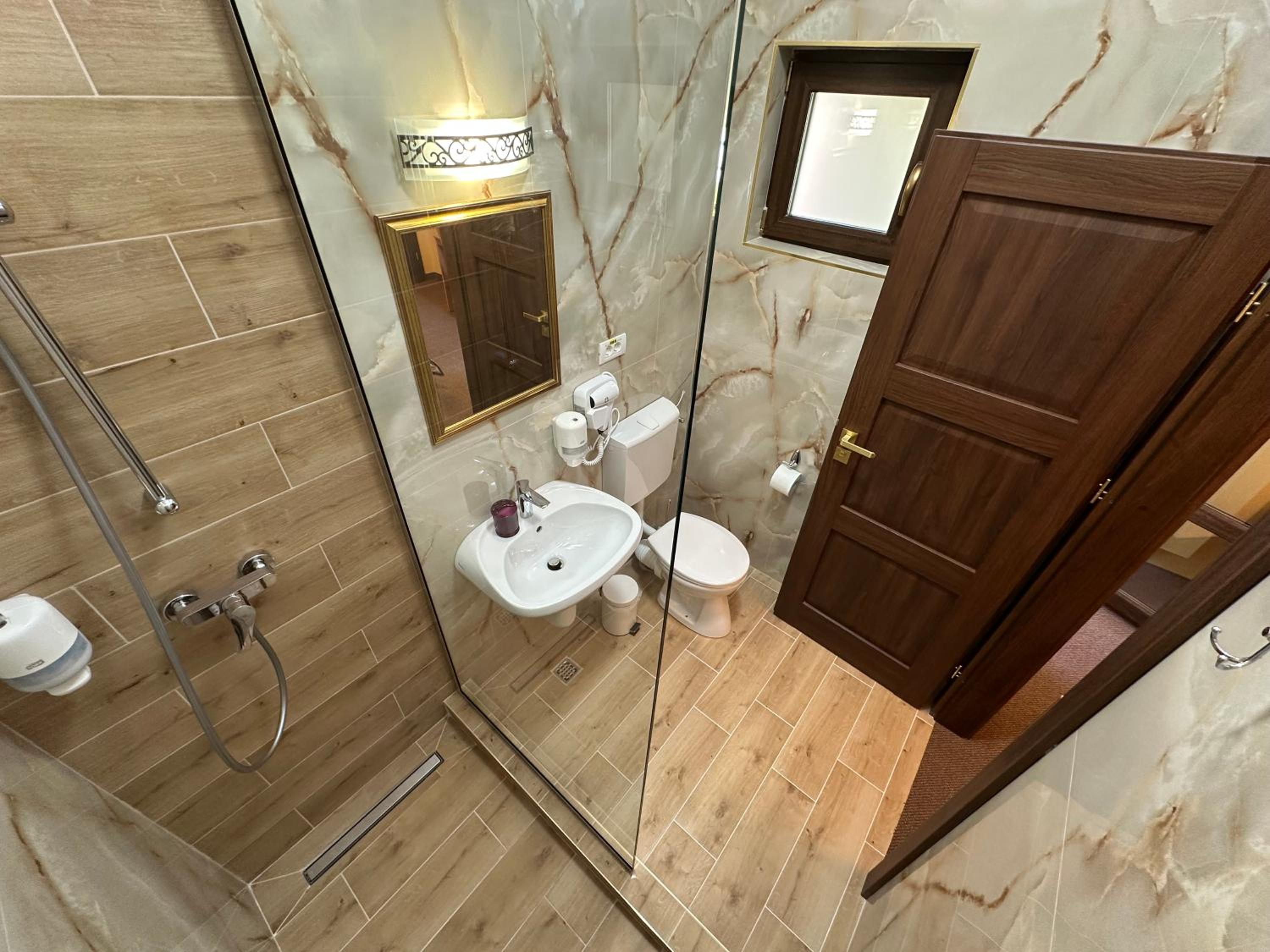 Deluxe Double Room with Balcony - Photo 9
