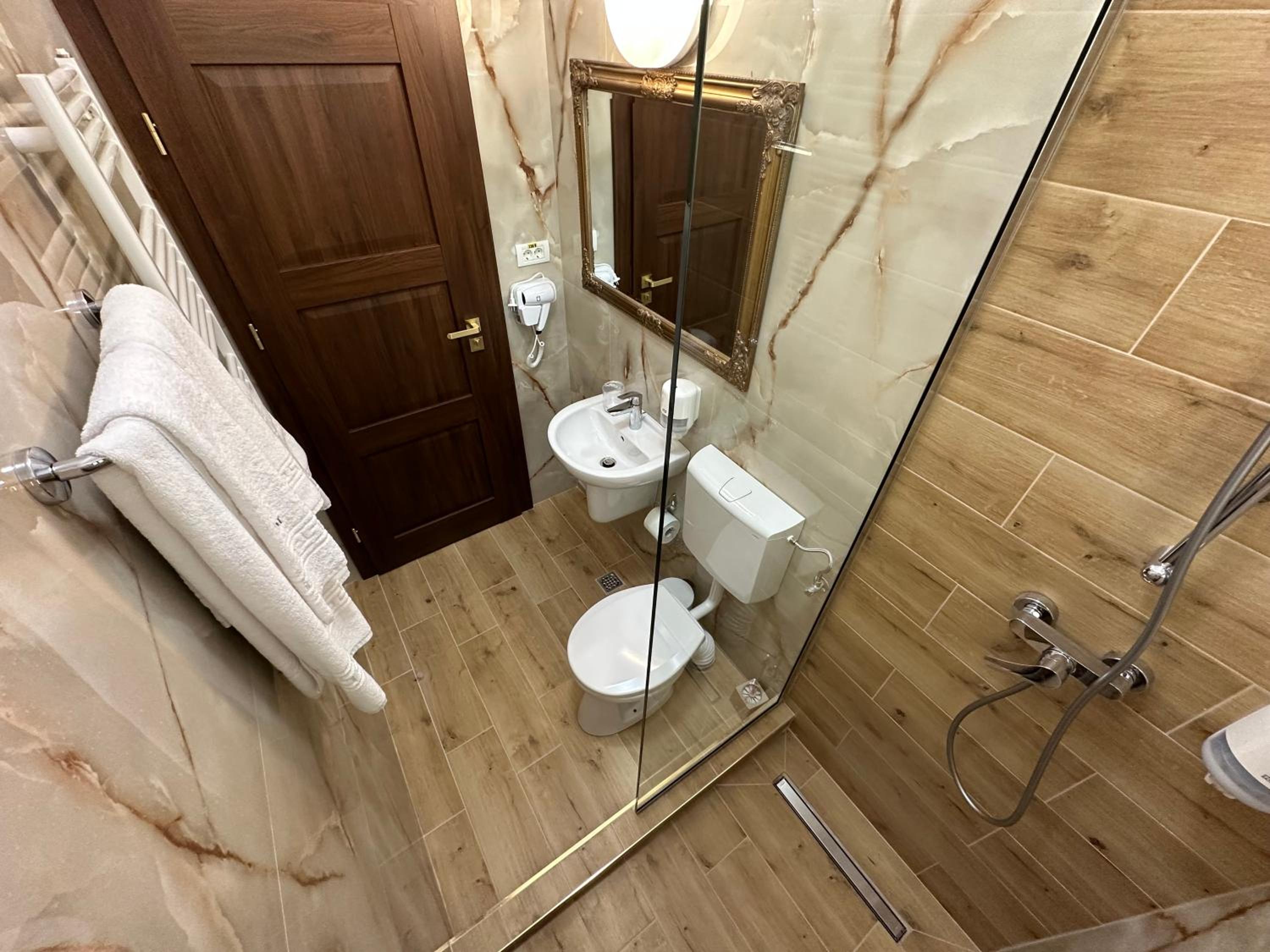 Deluxe Double Room with Balcony - Photo 10
