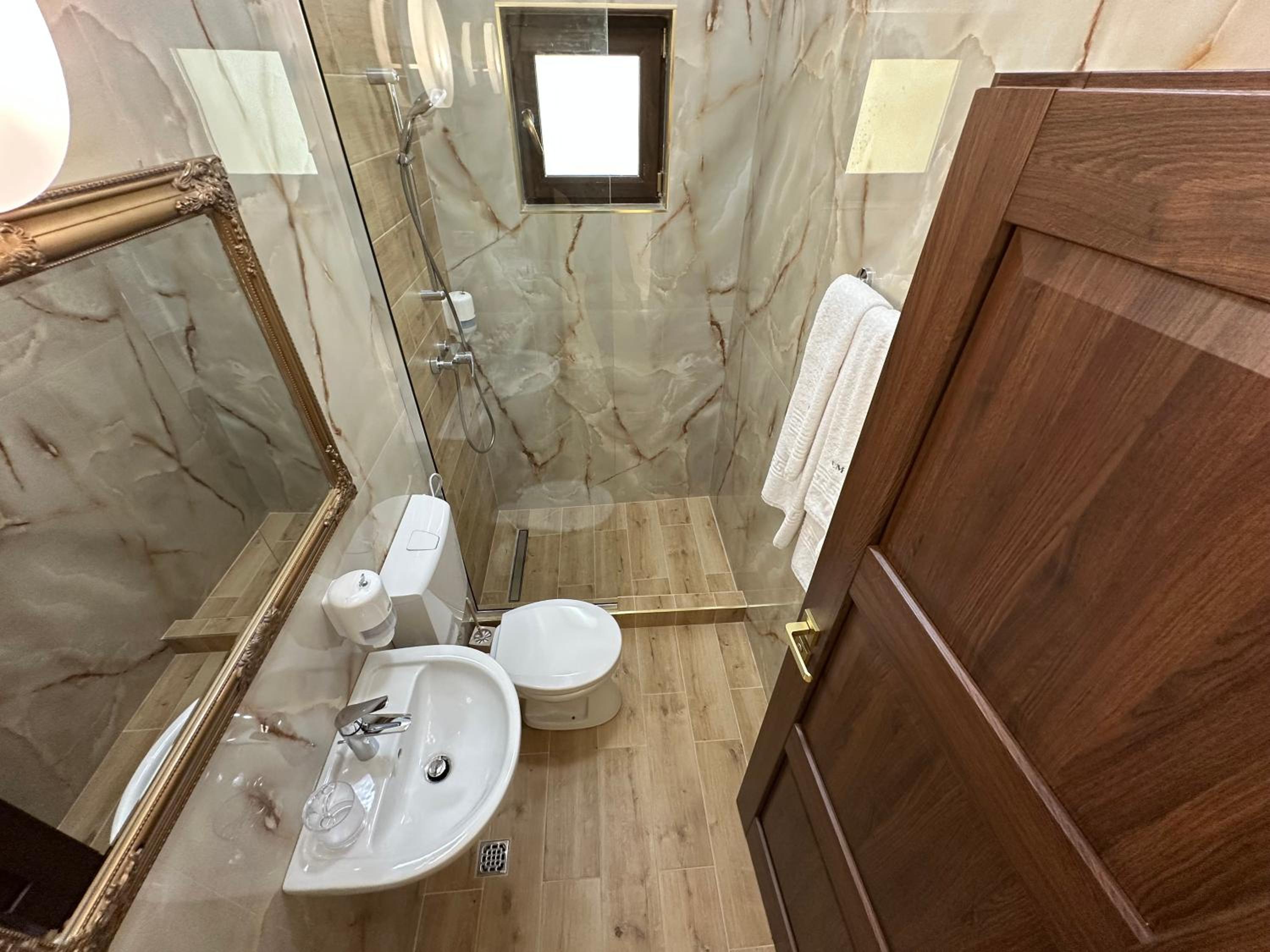 Deluxe Double Room with Balcony - Photo 11