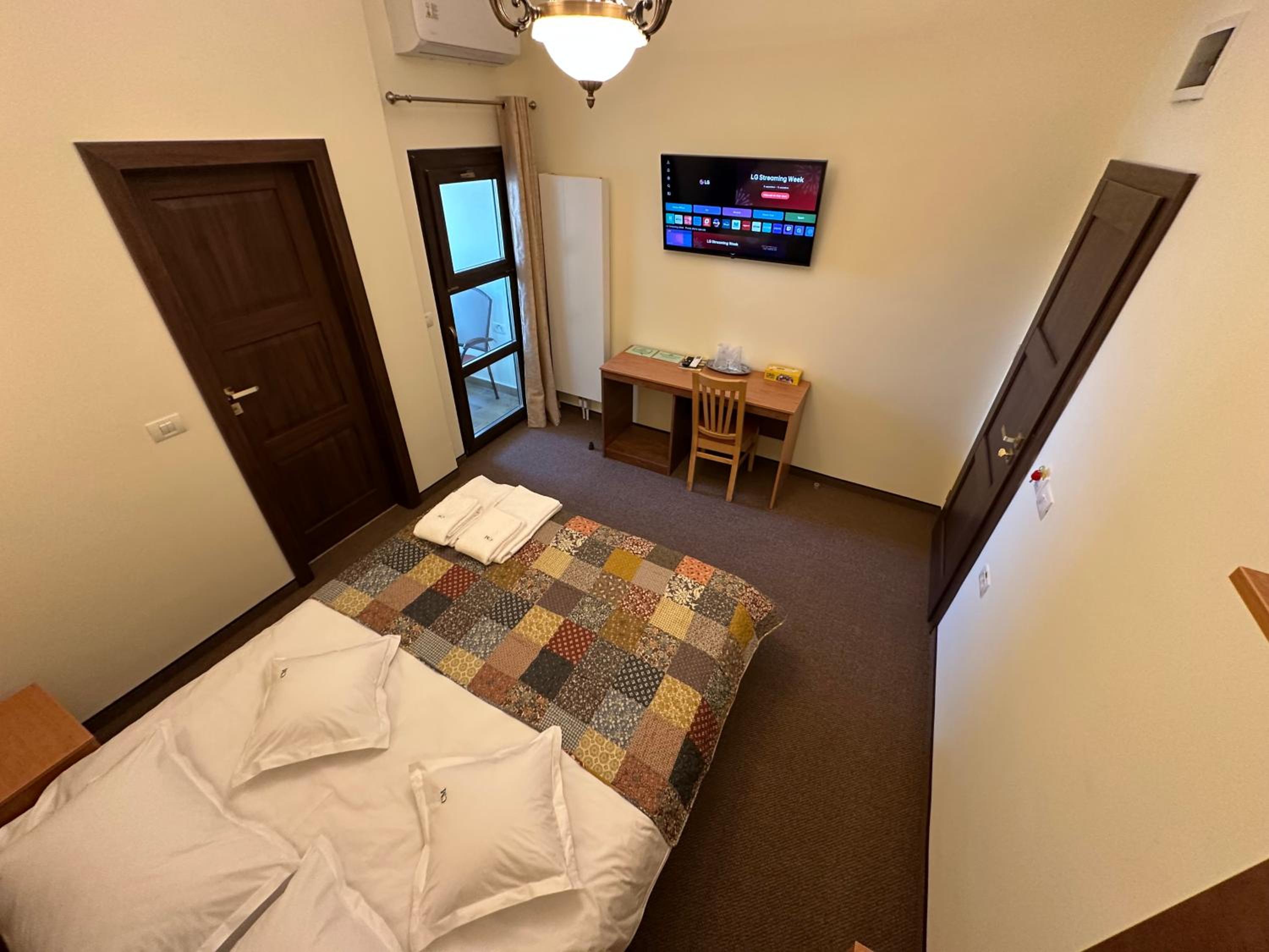 Deluxe Double Room with Balcony - Photo 13
