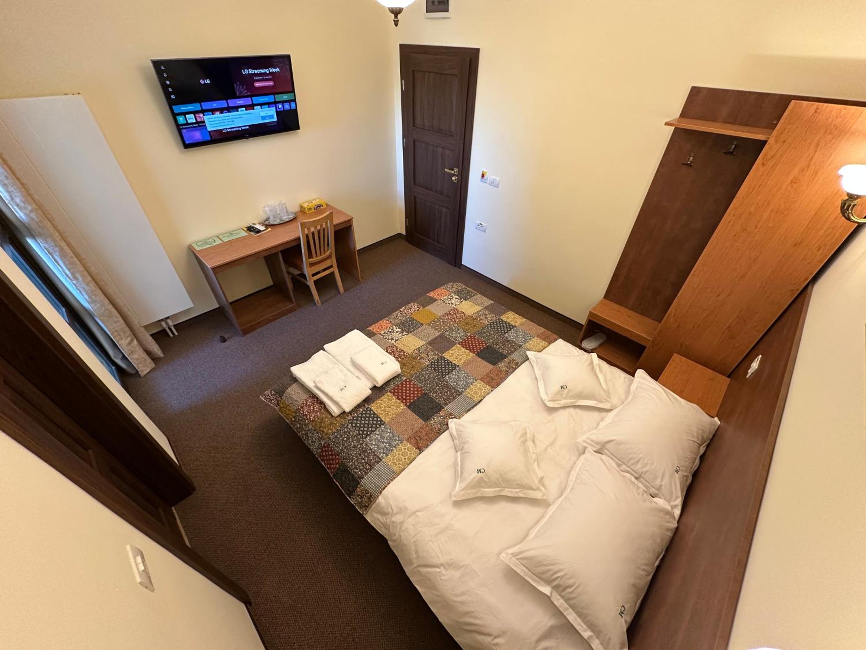 Deluxe Double Room with Balcony - Photo 14