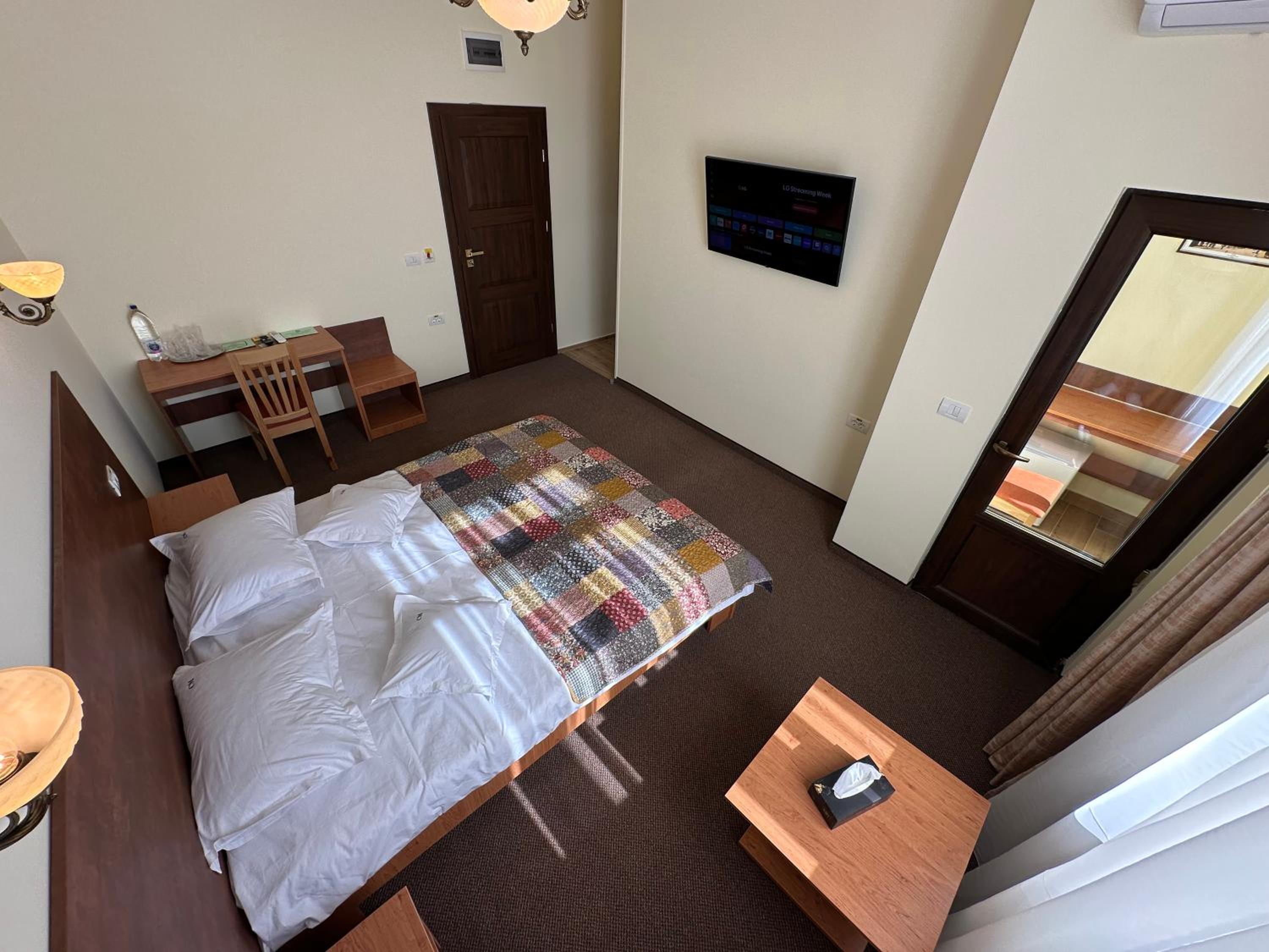 Deluxe Double Room with Balcony - Photo 17
