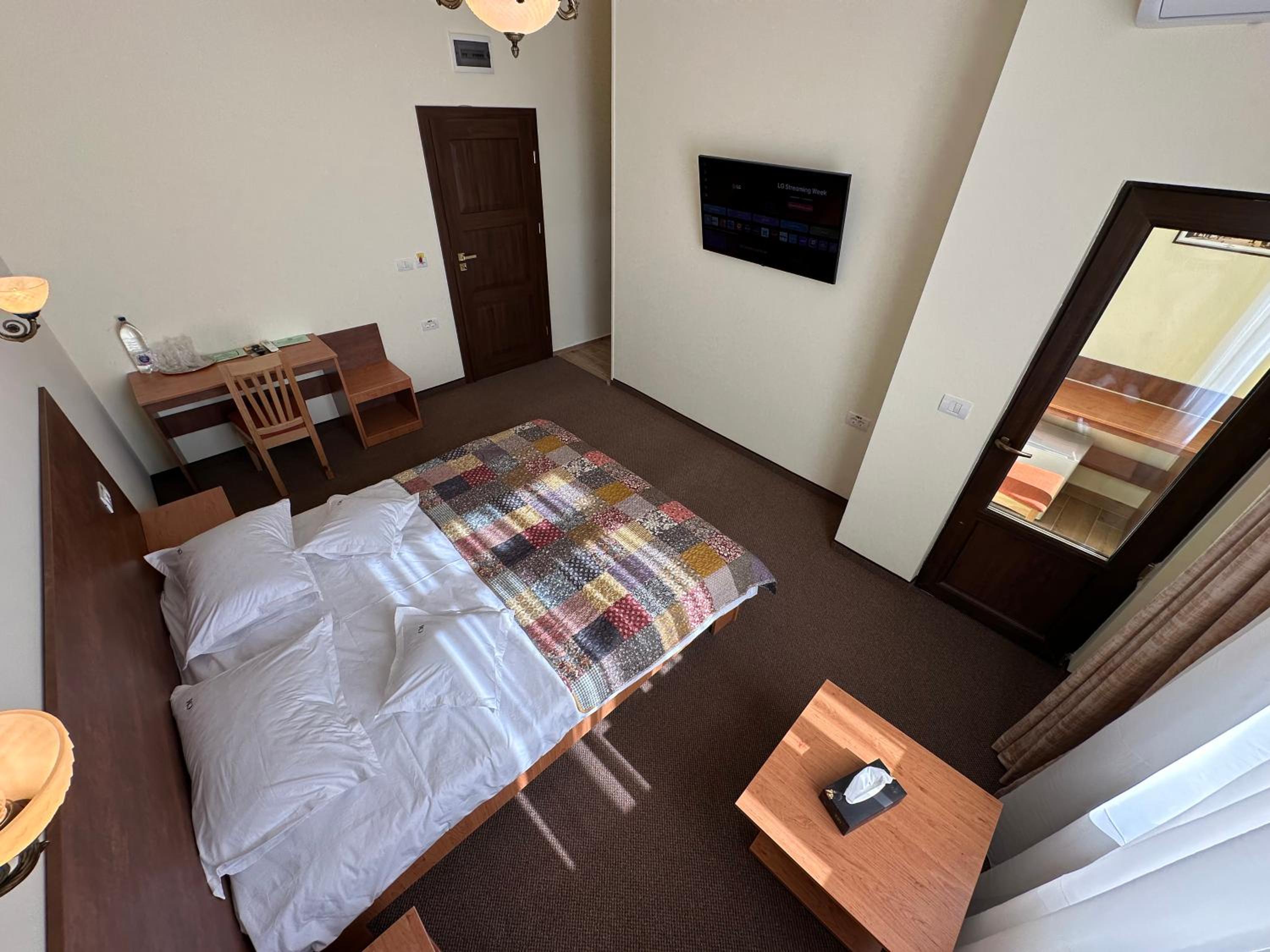 Deluxe Double Room with Balcony - Photo 4