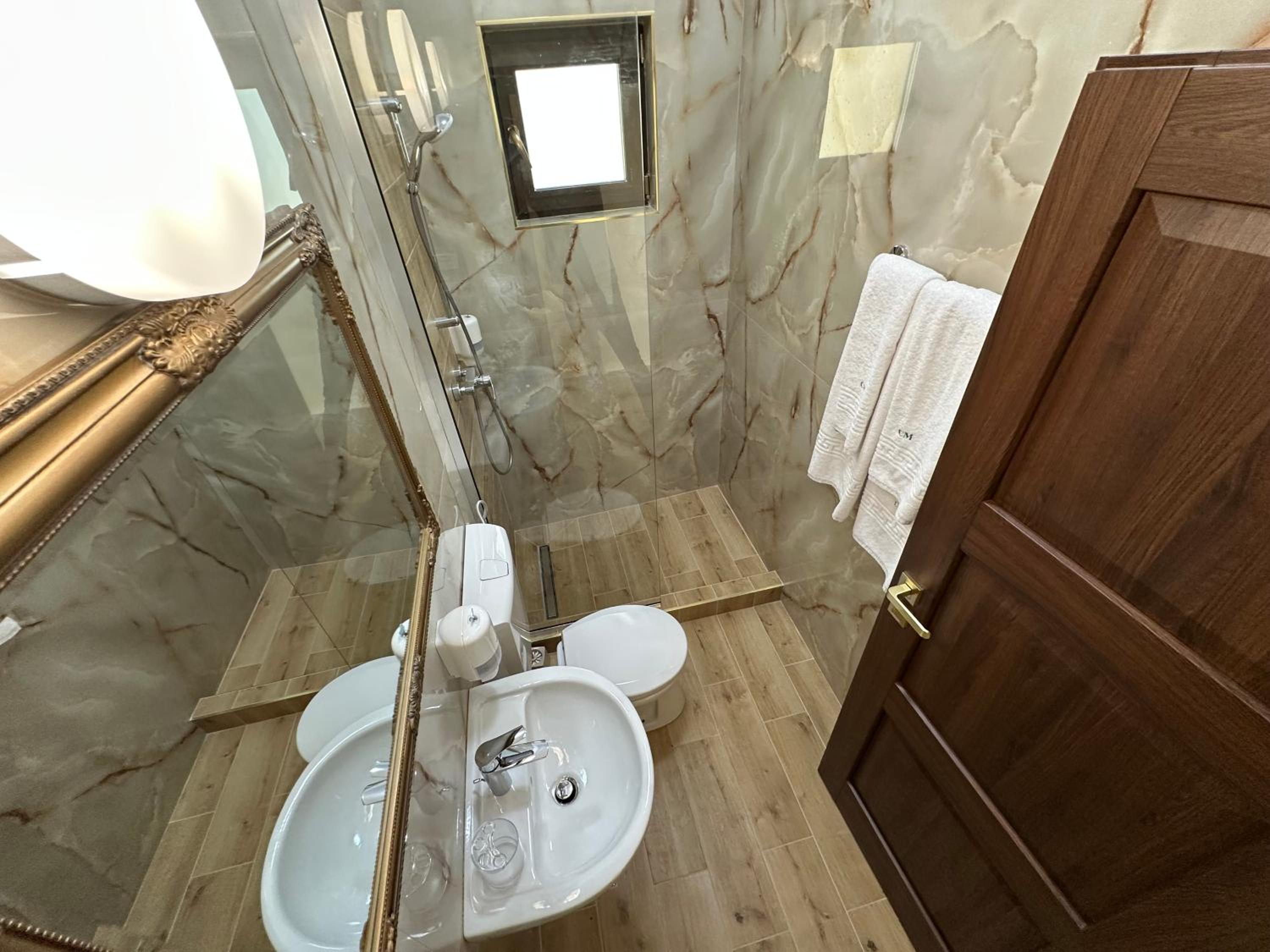 Deluxe Double Room with Balcony - Photo 5