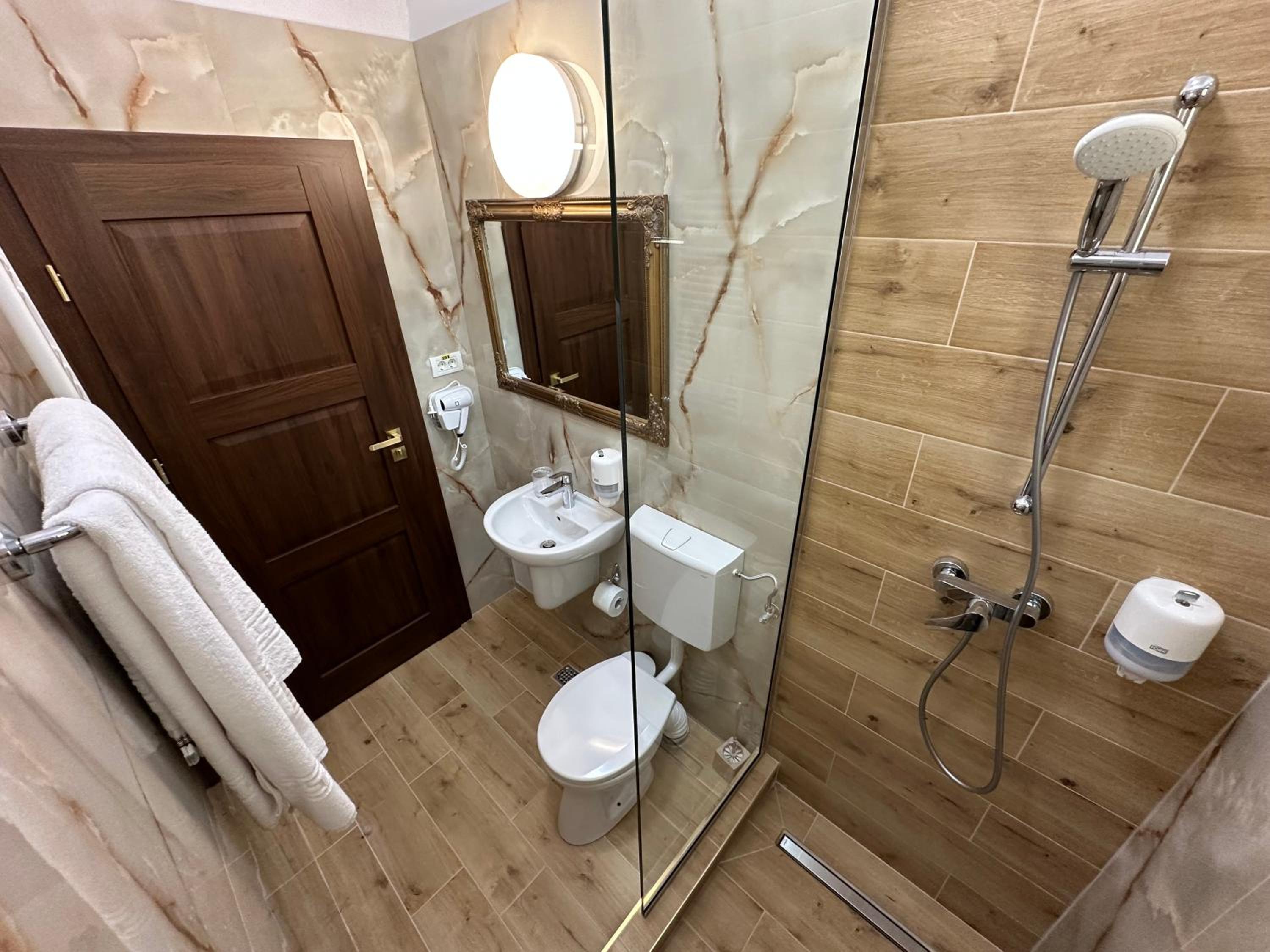 Deluxe Double Room with Balcony - Photo 6