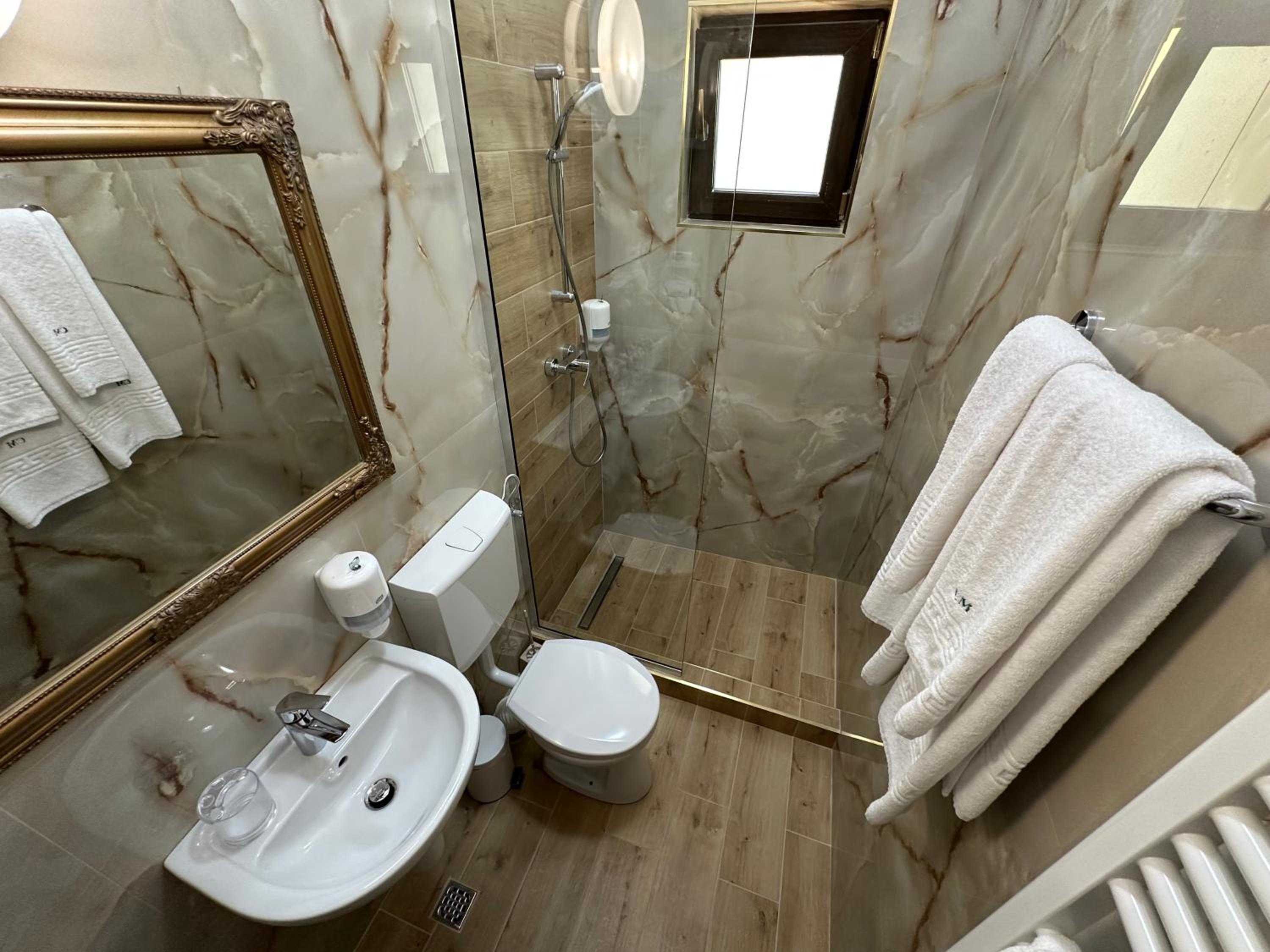 Deluxe Double Room with Balcony - Photo 7