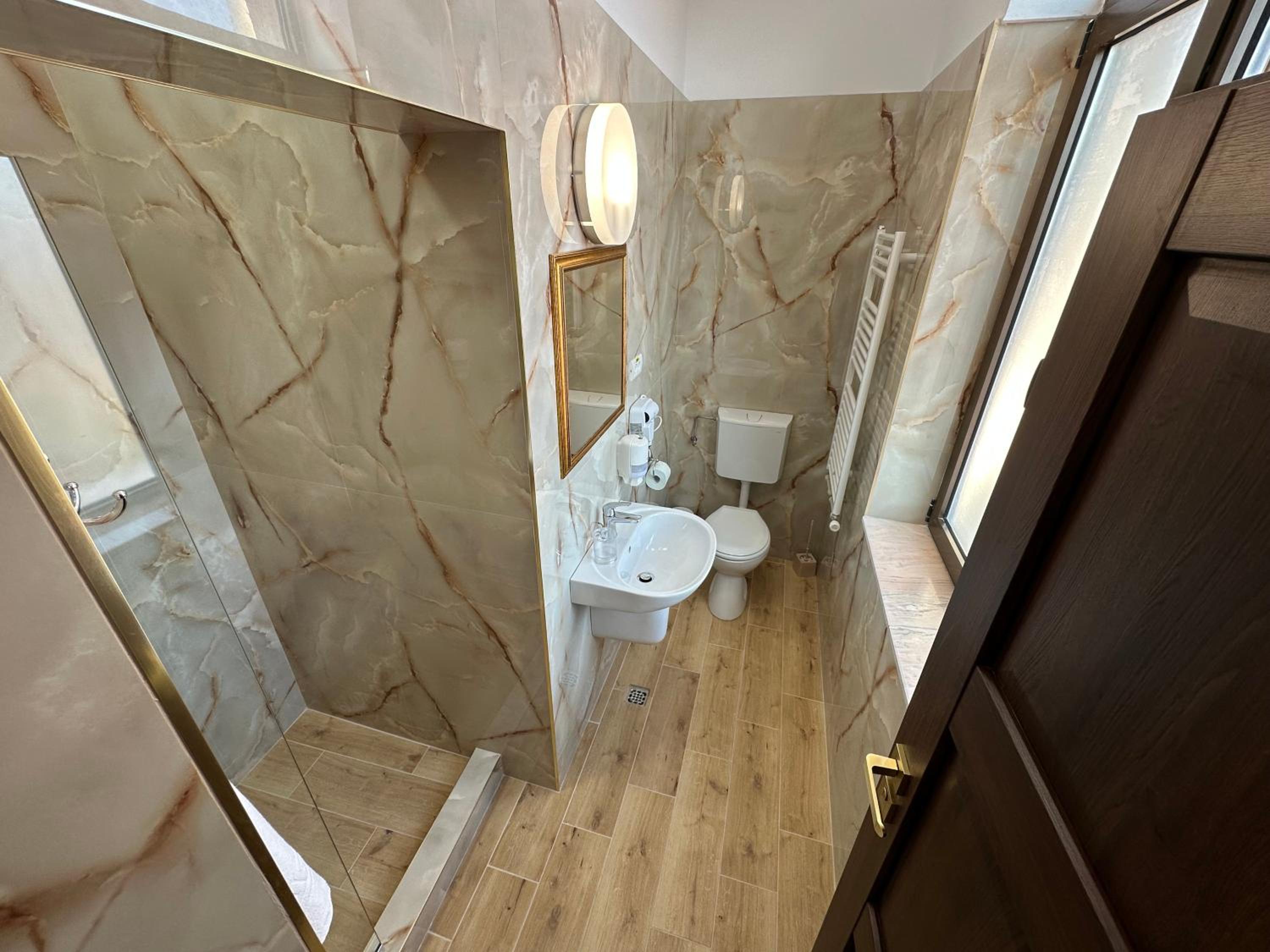 Deluxe Double Room - Photo 6
