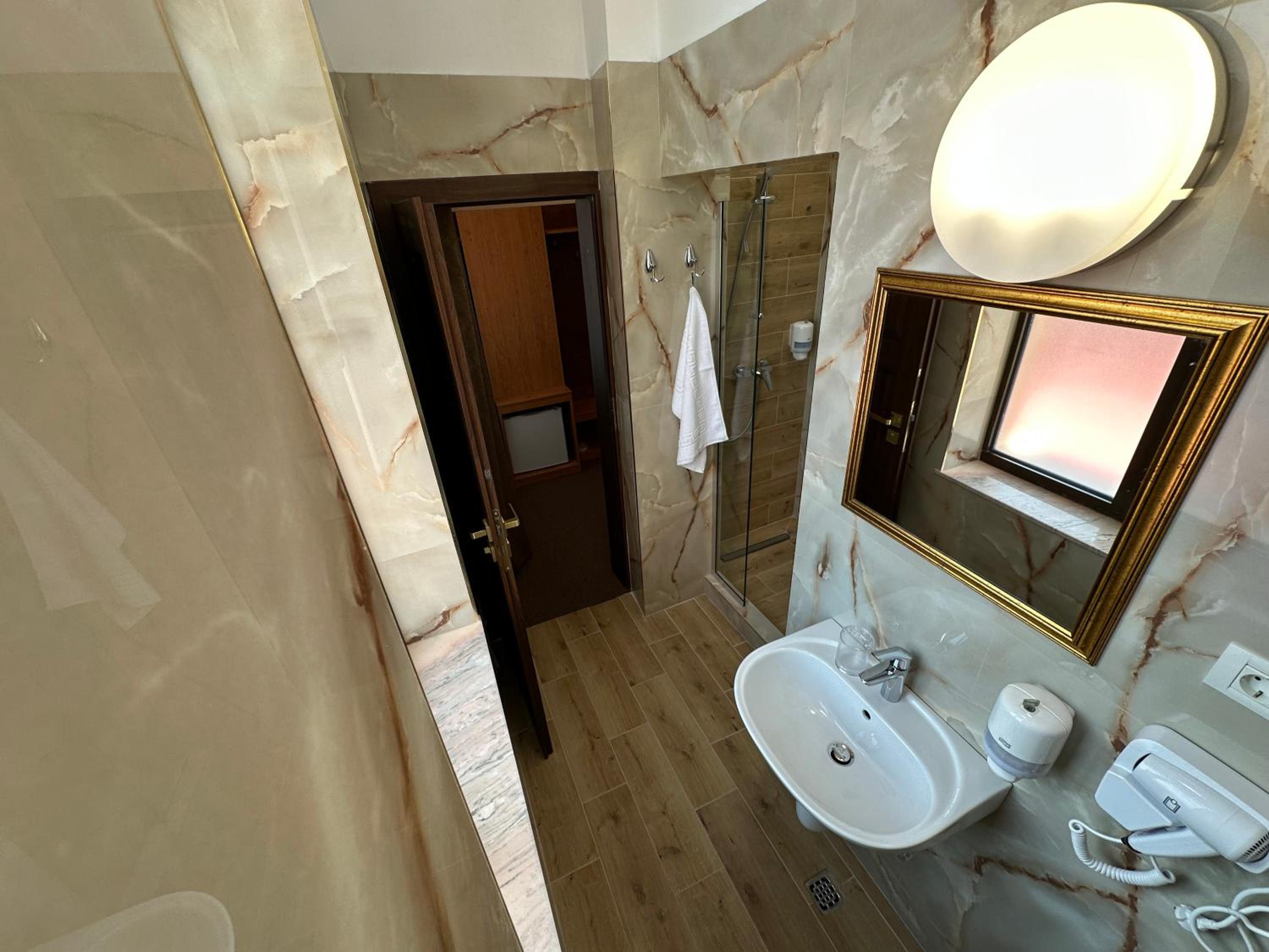 Deluxe Double Room - Photo 7