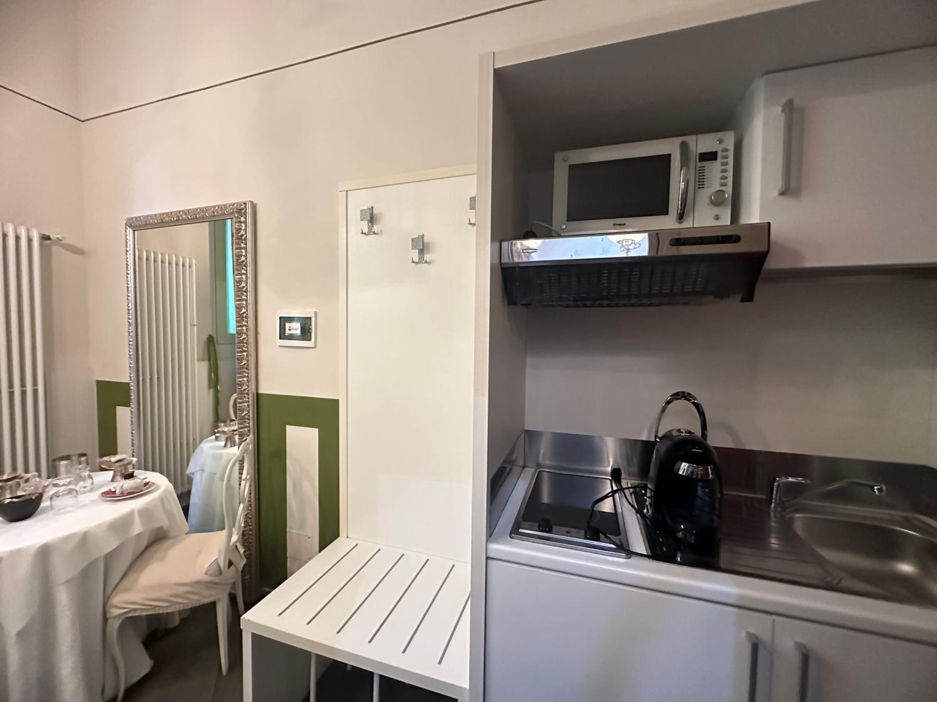 Small Double Room - Photo 12