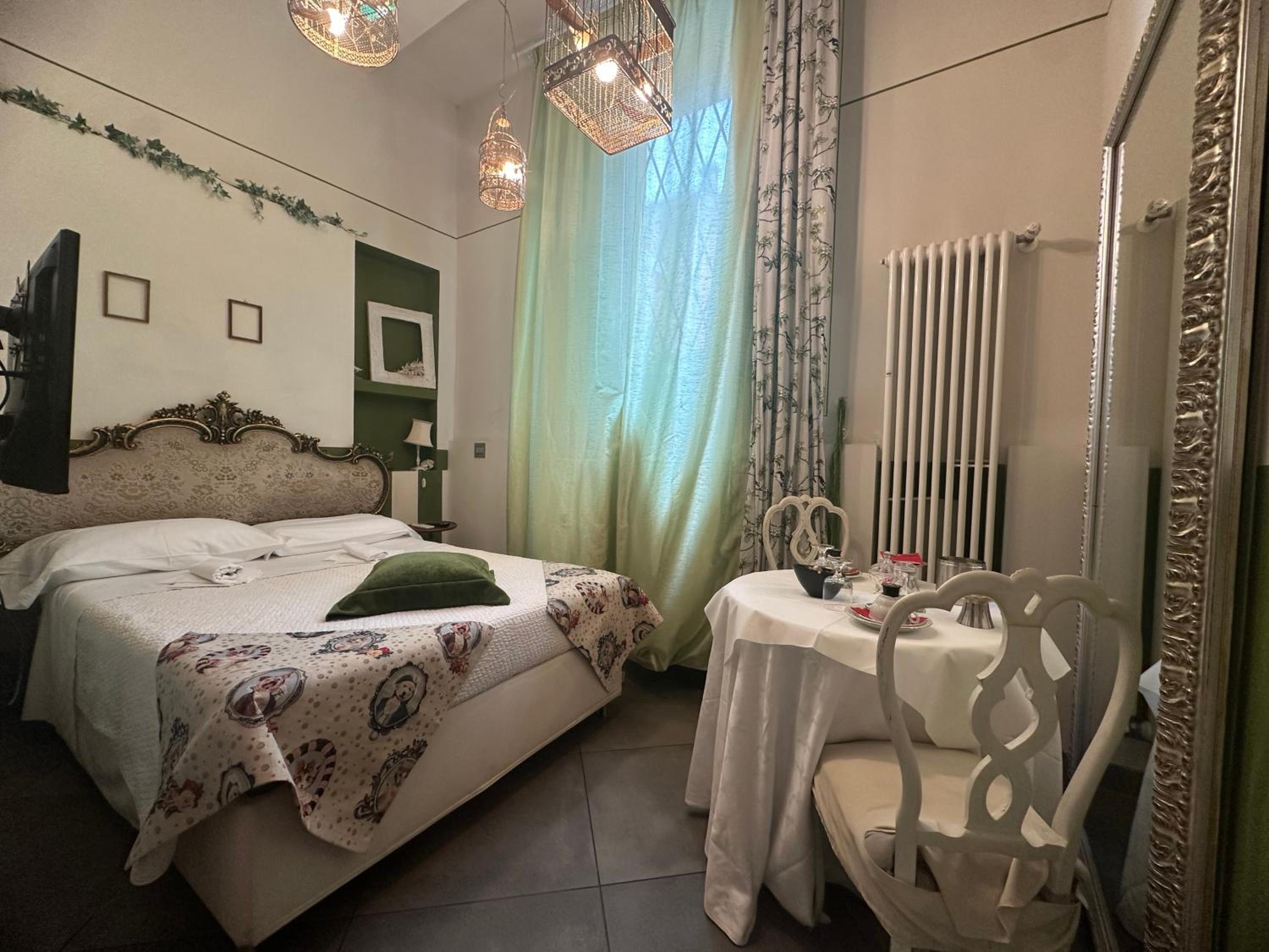 Small Double Room - Photo 6