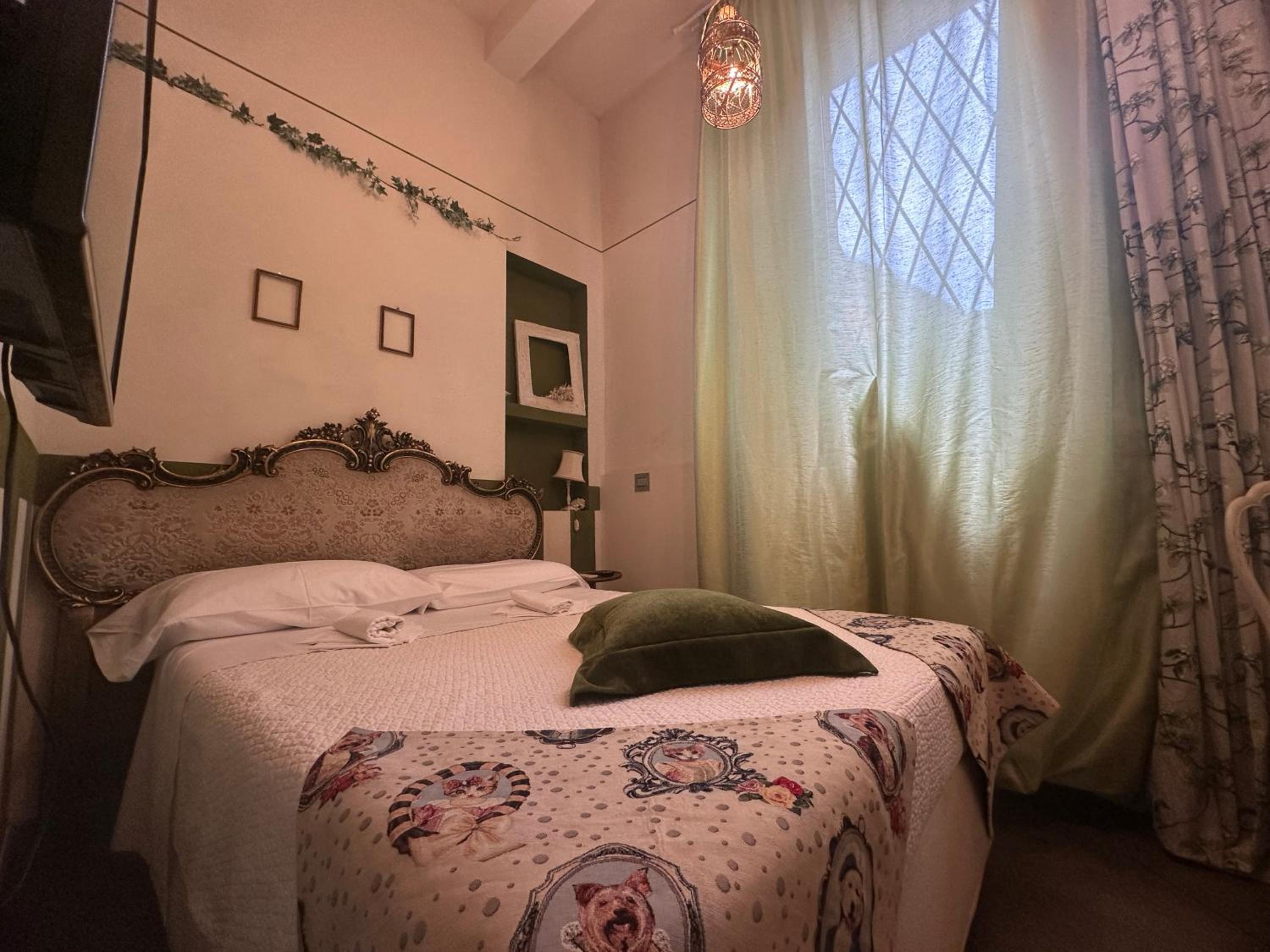 Small Double Room - Photo 11