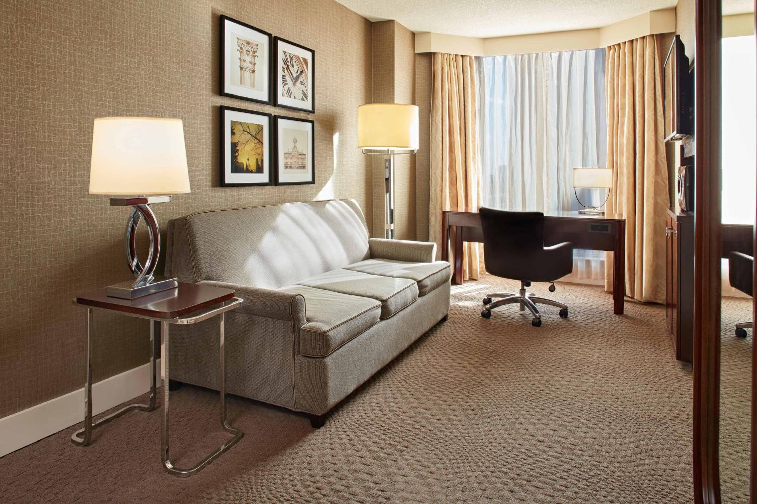 Club Level 1 Bedroom Suite with a 1 King Bed thumbnail 6