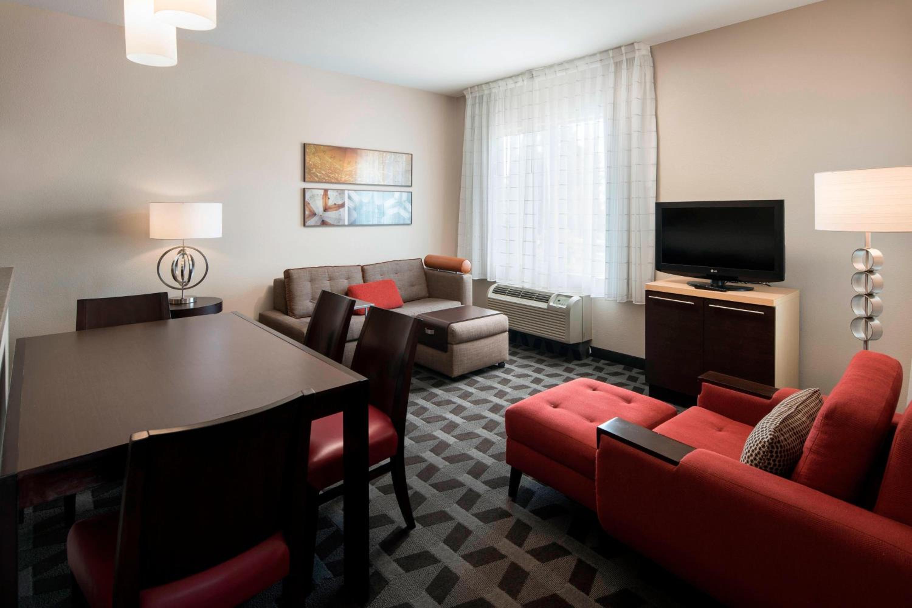 Two-Bedroom Suite with Adapted Tub - Mobility and Hearing Accessible
