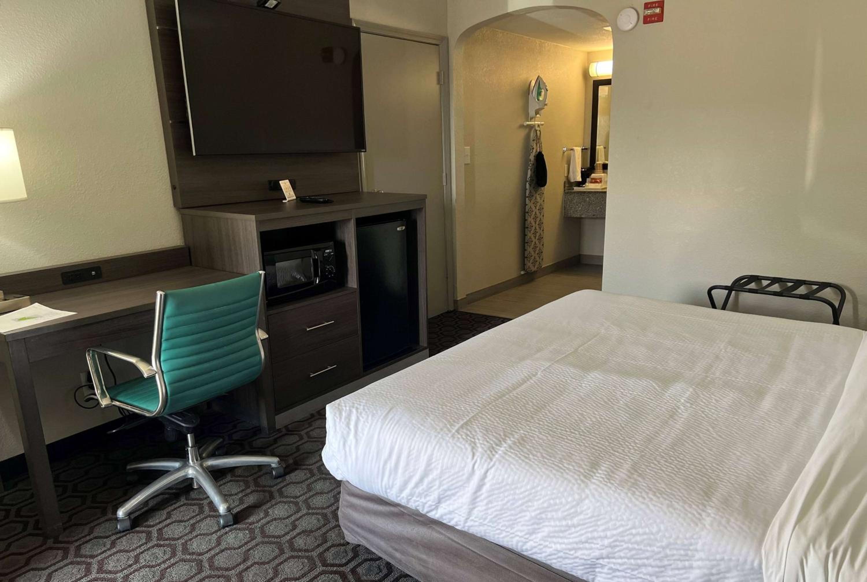 King Room - Disability Access - Non-Smoking