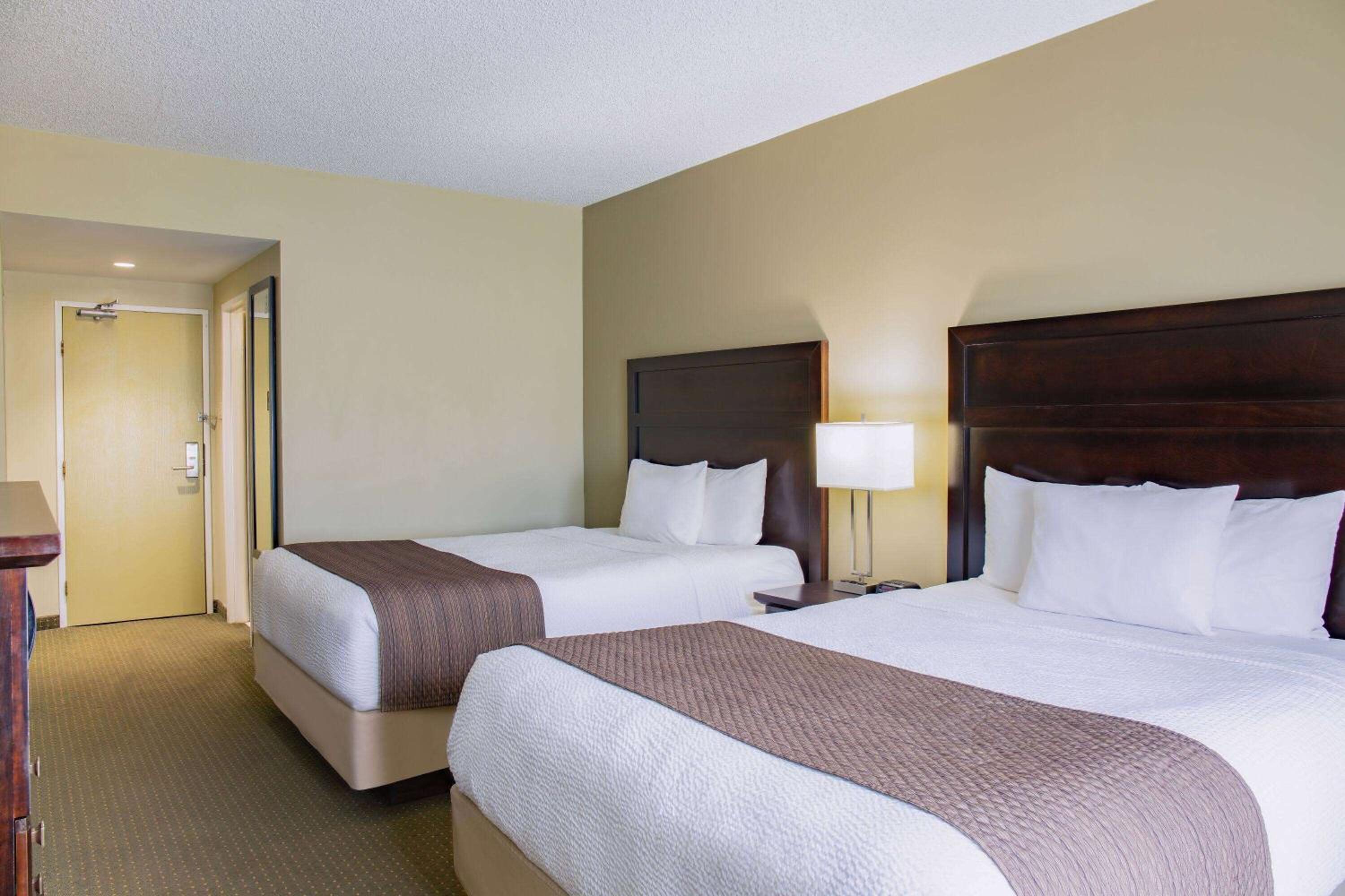 Queen Room with Two Queen Beds - Non-Smoking - Photo 1
